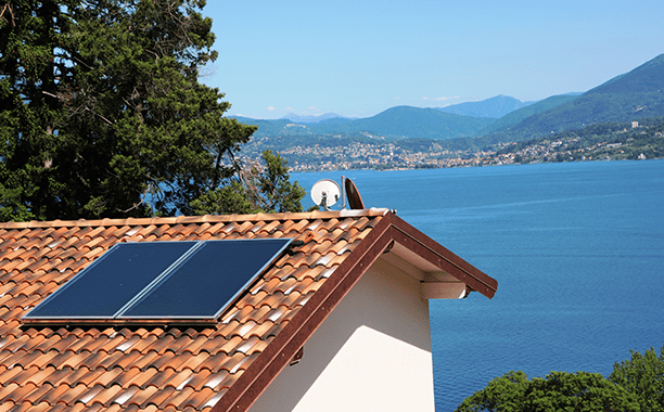 Immagine di un installazione sul tetto di un impianto solare termico