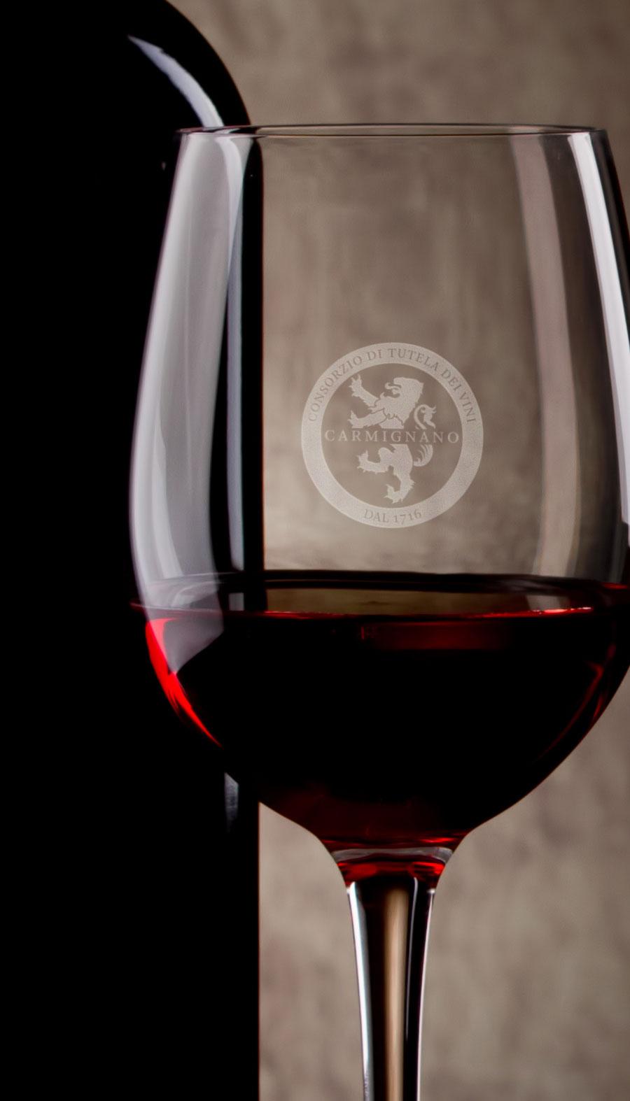 Calice di vino con serigrafia del logo del Consorzio di Tutela dei Vini di Carmignano