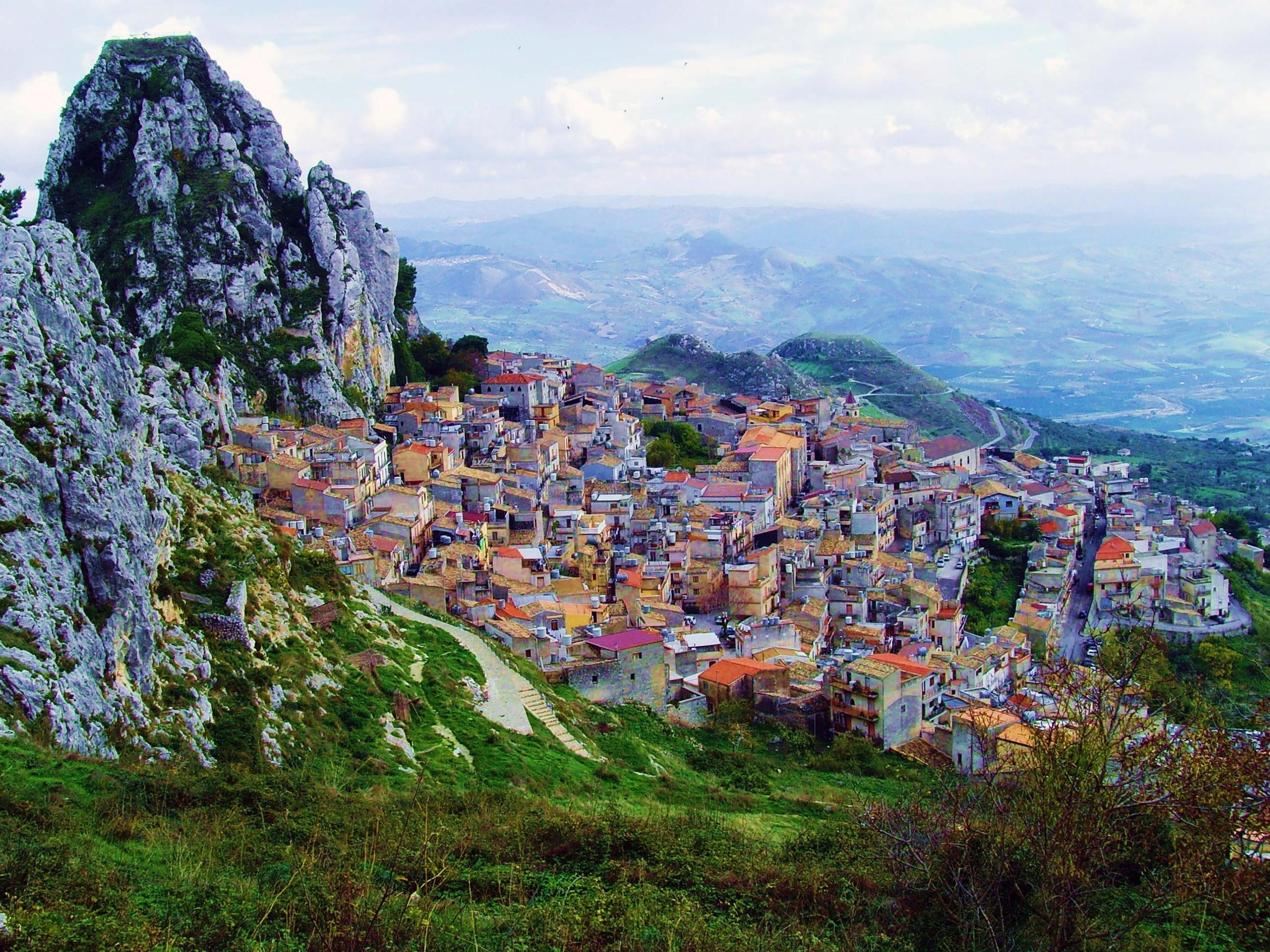 "Caltabellotta: il Fascino del Borgo più Antico della Sicilia. Scopri la Storia e le Meraviglie di questo Incantevole Tesoro"