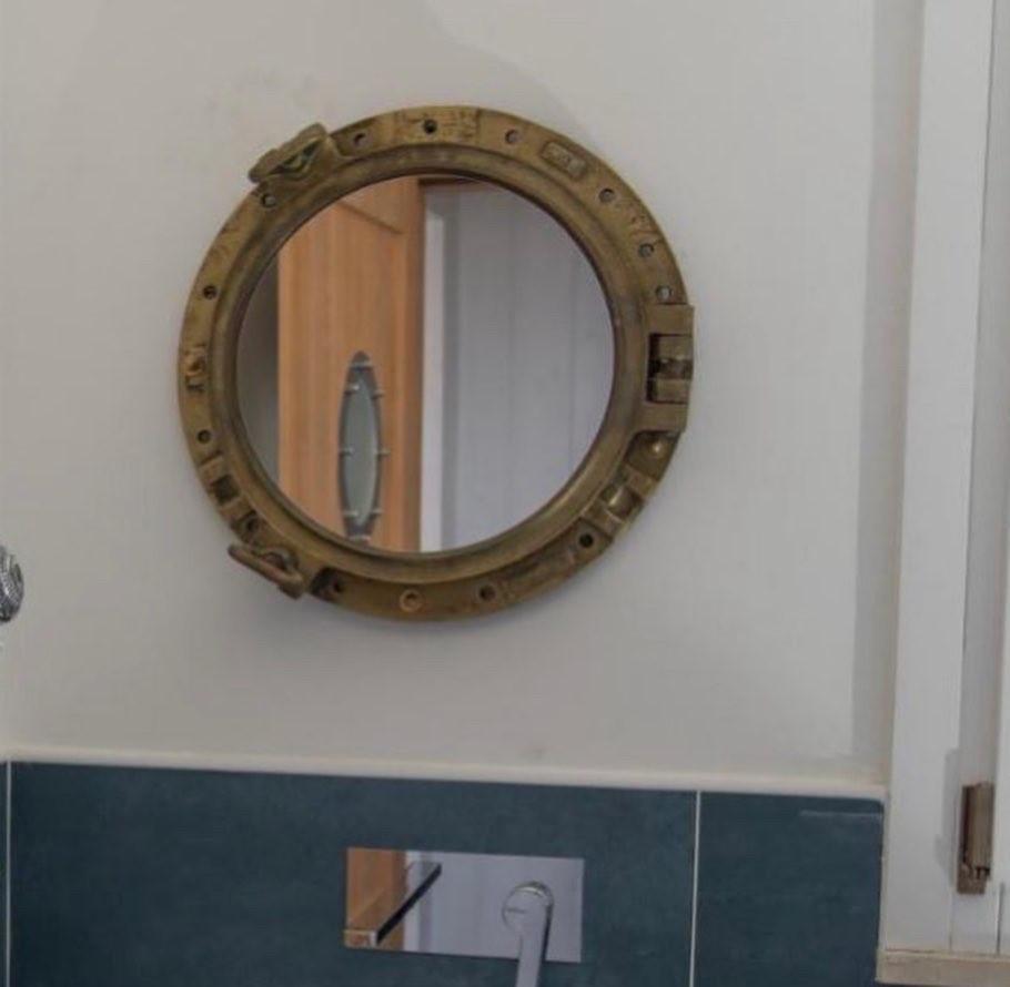 Specchio per il bagno ricavato da Oblò originale dei primi del 900