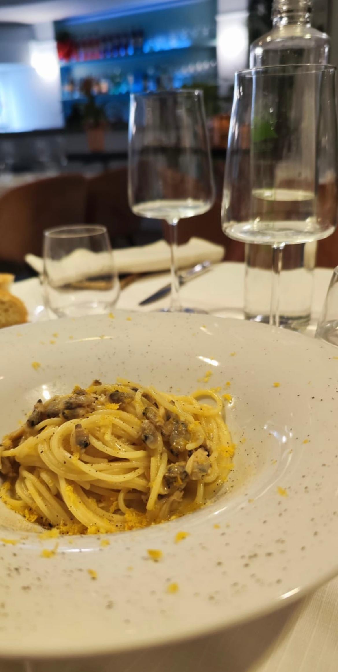 Tagliatelle fatte a mano con vongole e bottarga