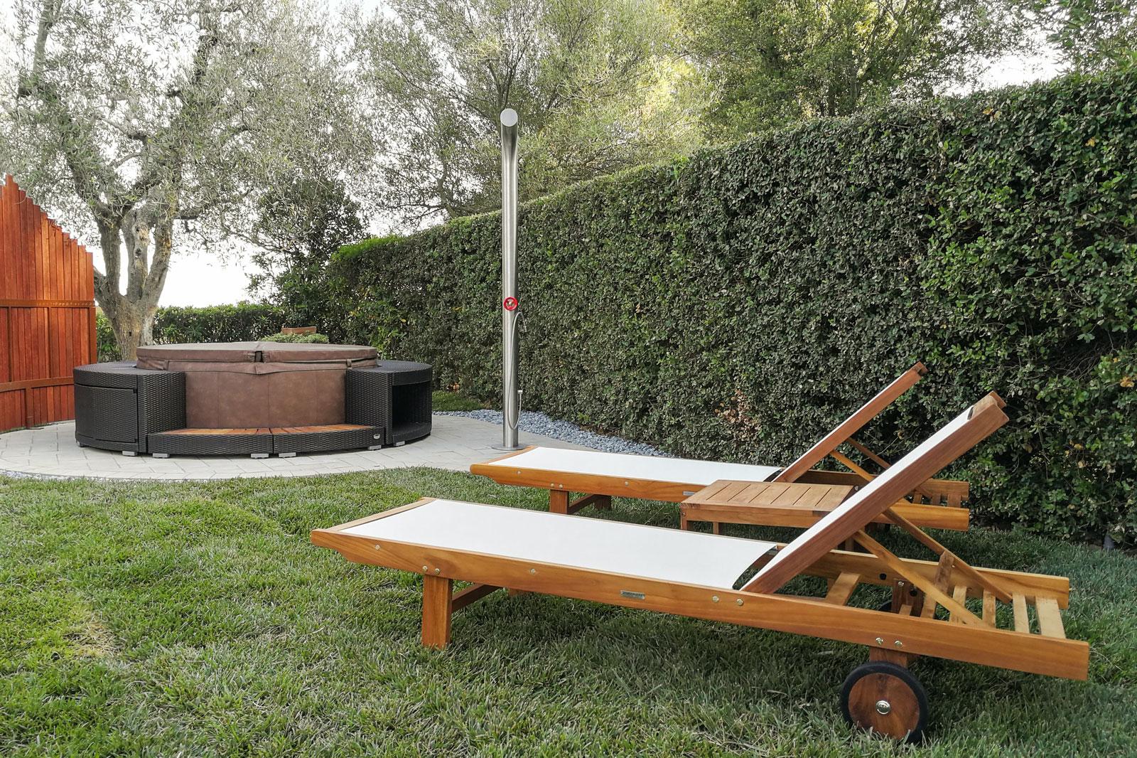 Zona relax giardino con lettini in legno con ruote