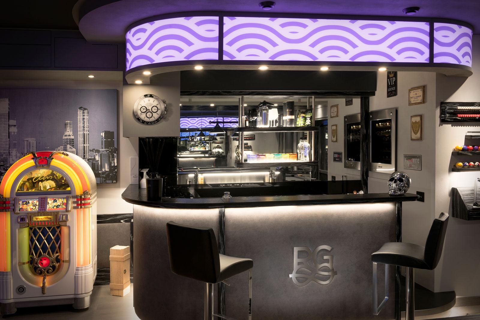 Bancone home bar rivestito in ecopelle grigia e legno scuro con illuminazione led rgb e sgabelli alti in ecopelle