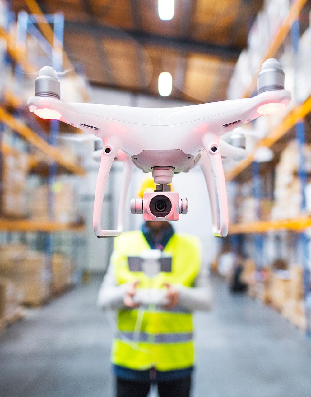 operatore con il drone in magazzino