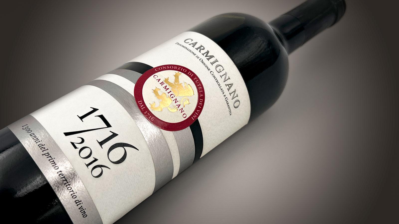 Bottiglia di vino con etichetta celebrativa dei 300 anni del Carmignano Docg