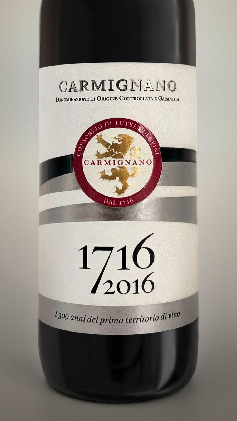 Etichetta celebrativa dei 300 anni del Carmignano Docg applicata su bottiglia bordolose