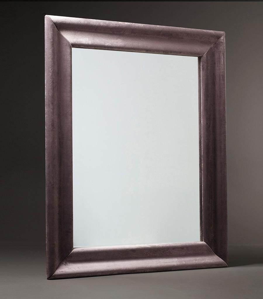 Se lo spazio te lo consente opta per uno specchio di grandi dimensioni da appoggiare leggermente inc