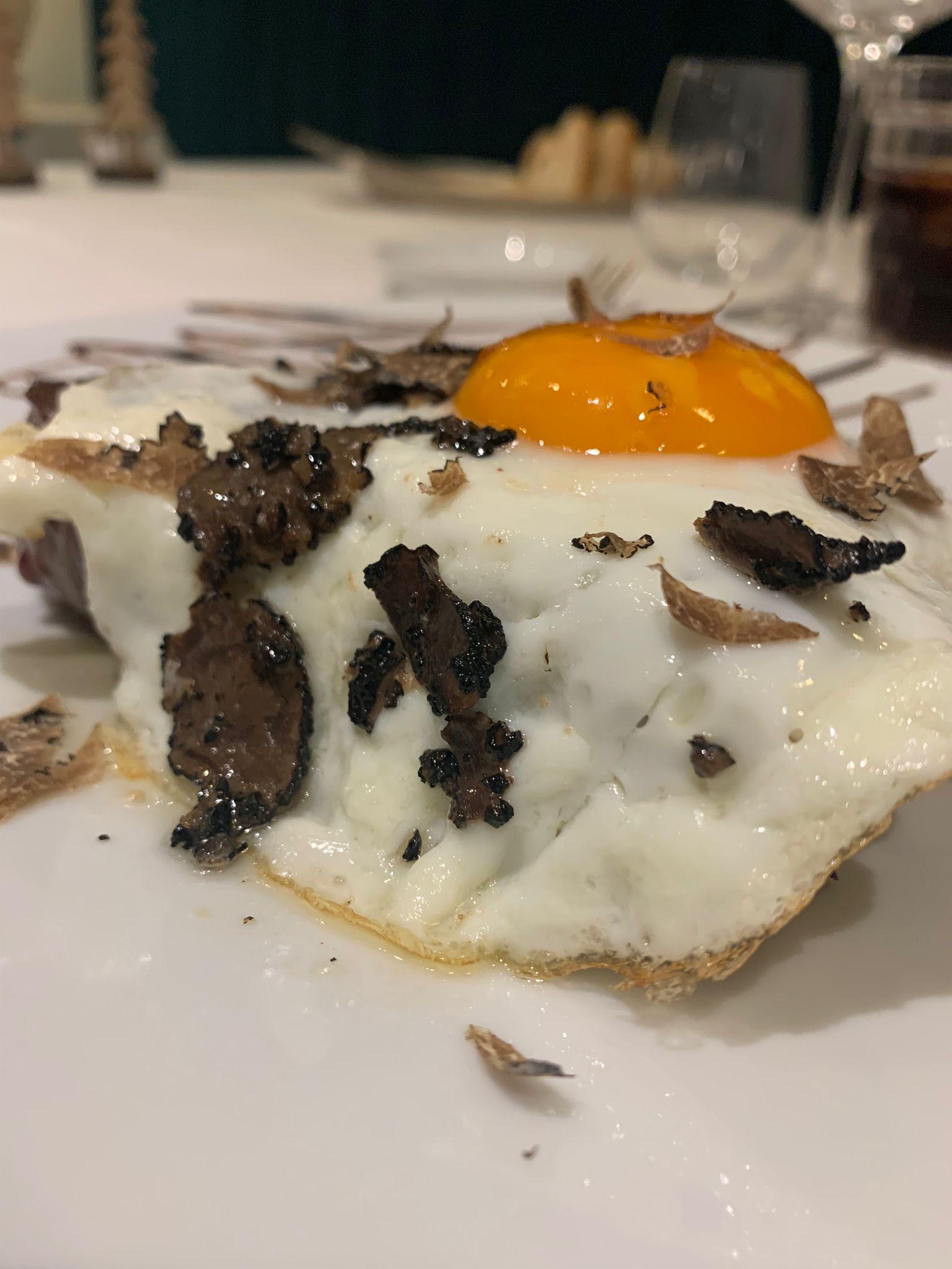 Con uova e tartufo bianco fresco