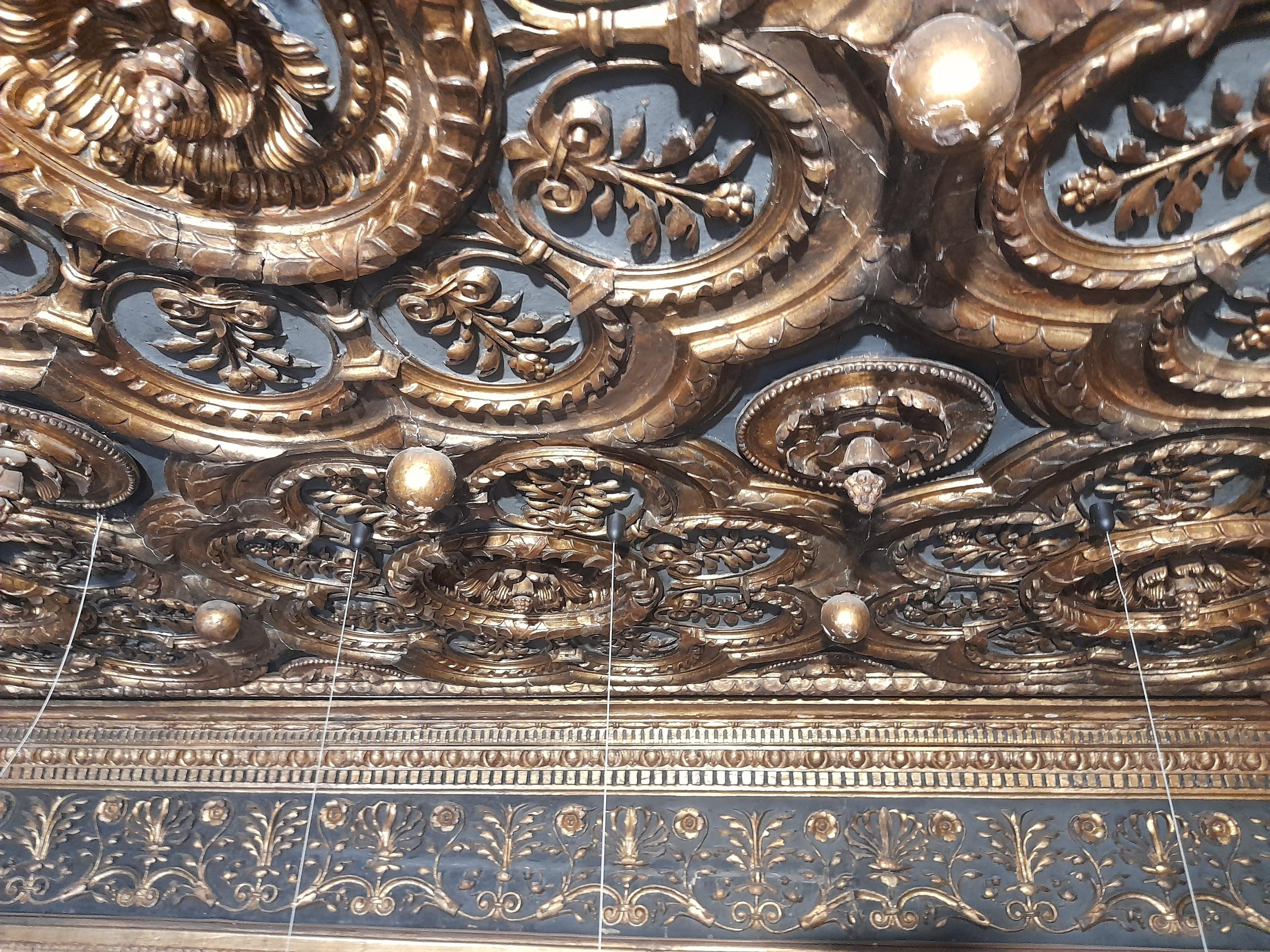 Sala Scarlatti: intagli lignei dorati e policromi del soffitto XVI° sec