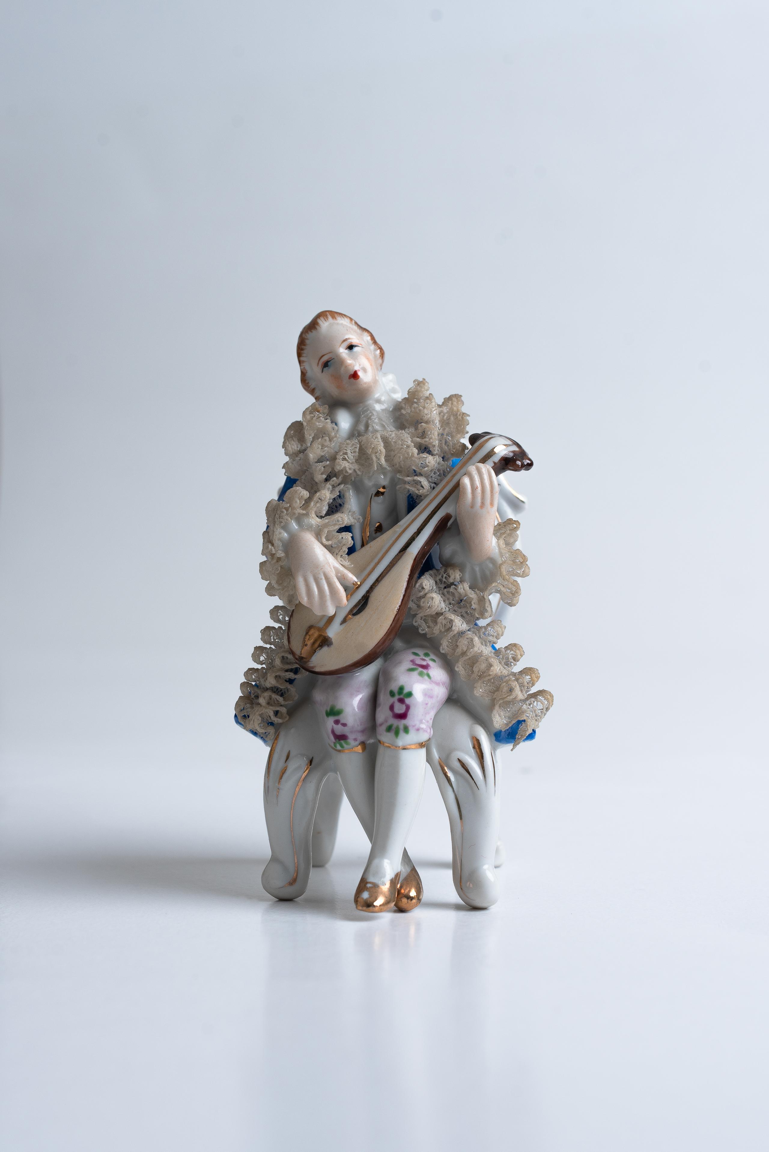 Statuina in porcellana figura di musicante seduto '900