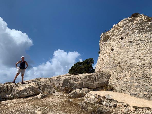 Esplorando le alte falesie di Capo Caccia: la trekking emozionante alla Torre della Pegna