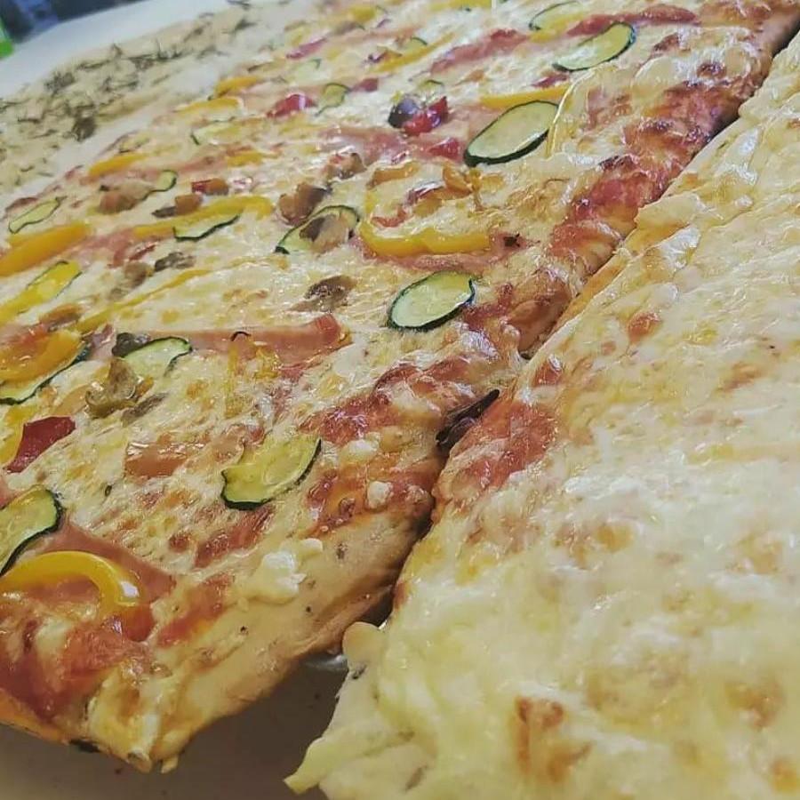 Pizza e focaccia prodotte dalla Caffetteria Pasticceria Bertoli Valentino di Costa Volpino