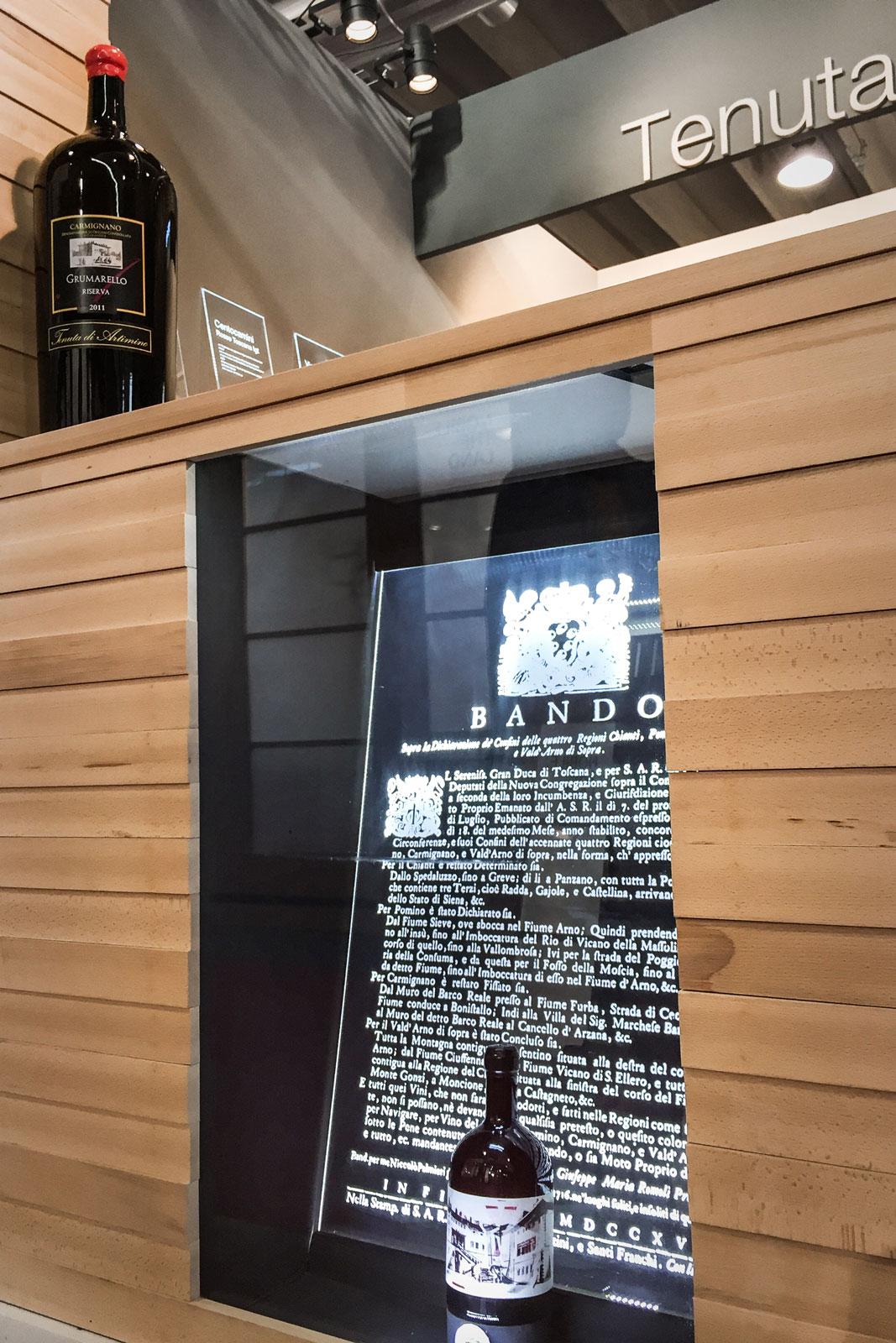 Bancone in legno con vetrina espositiva per bottiglia di vino in plexiglass stampato e retroilluminato