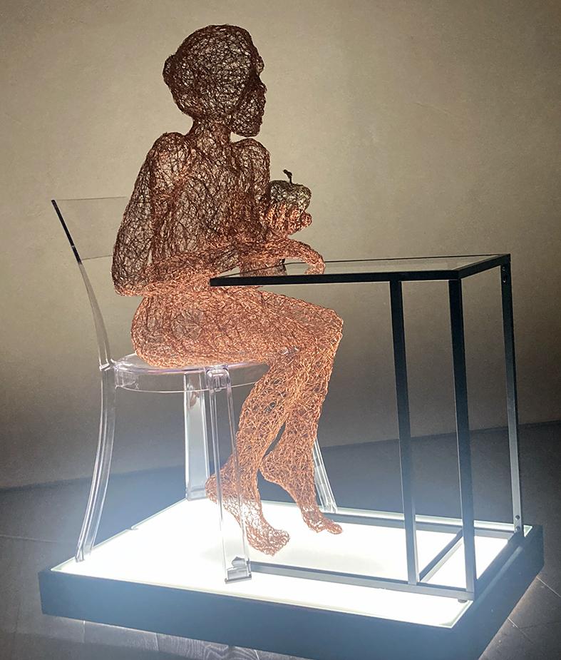 Filo di rame, sedia in plexiglas, tavolo in ferro e vetro, base sottoilluminata - cm 60x100x130