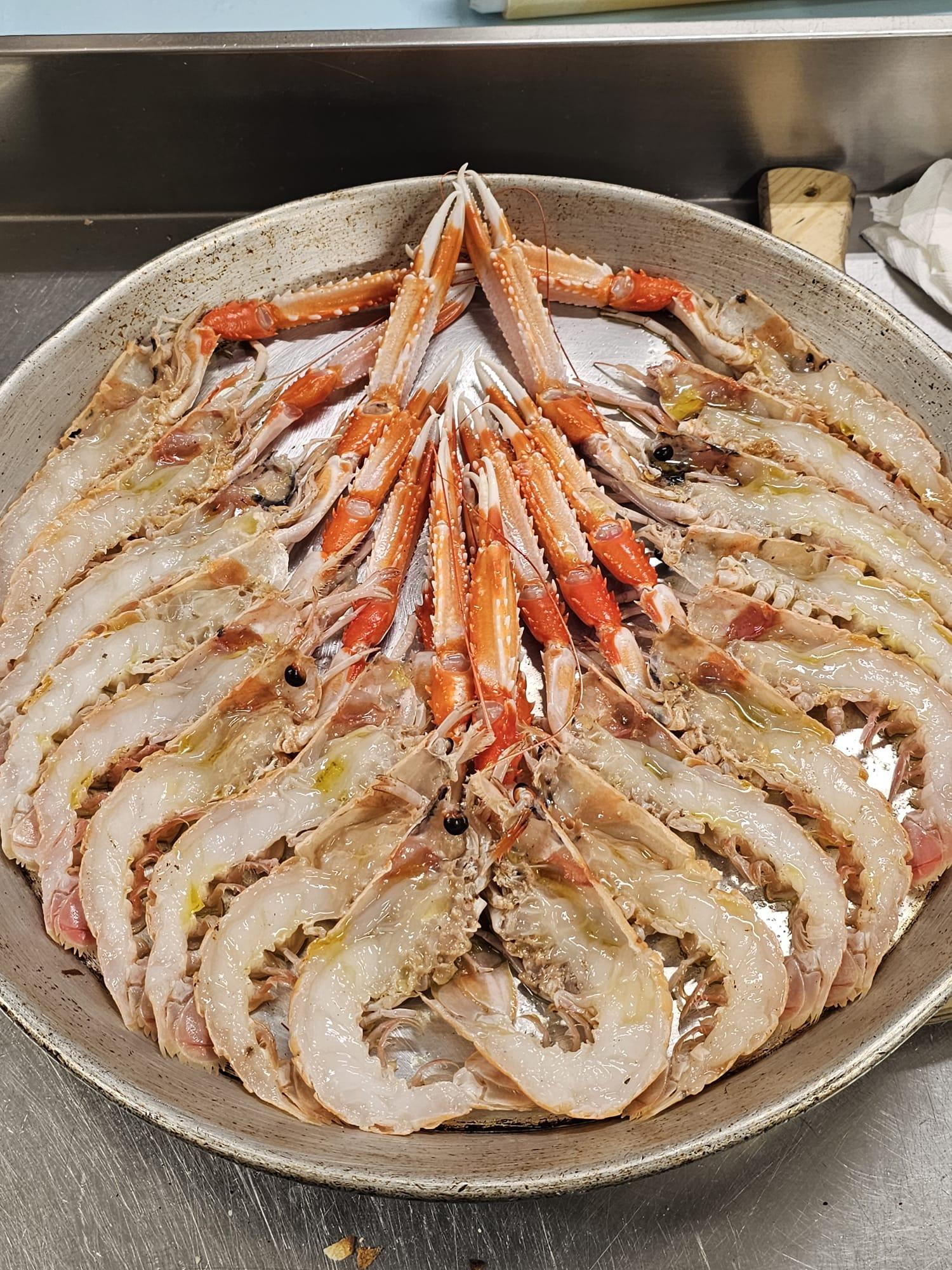 Scampi pronti per essere serviti crudi nel Gran Crudo