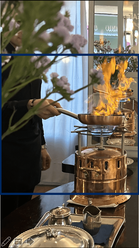 Lampada Flambé utilizzata per preparare diversi piatti come le Crepes Suzette eppure i fileti flambati o anche diversi primi. nella foto si vede la tipica fiammata nella padella di rame.