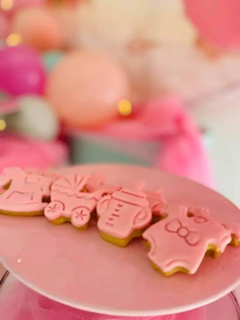 Biscotti decorati con pasta di zucchero ideali per sweet table battesimo bimba oppure un baby shower