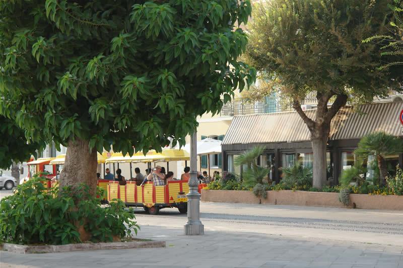 Giro turistico delle città vecchia di Alghero con il trenino