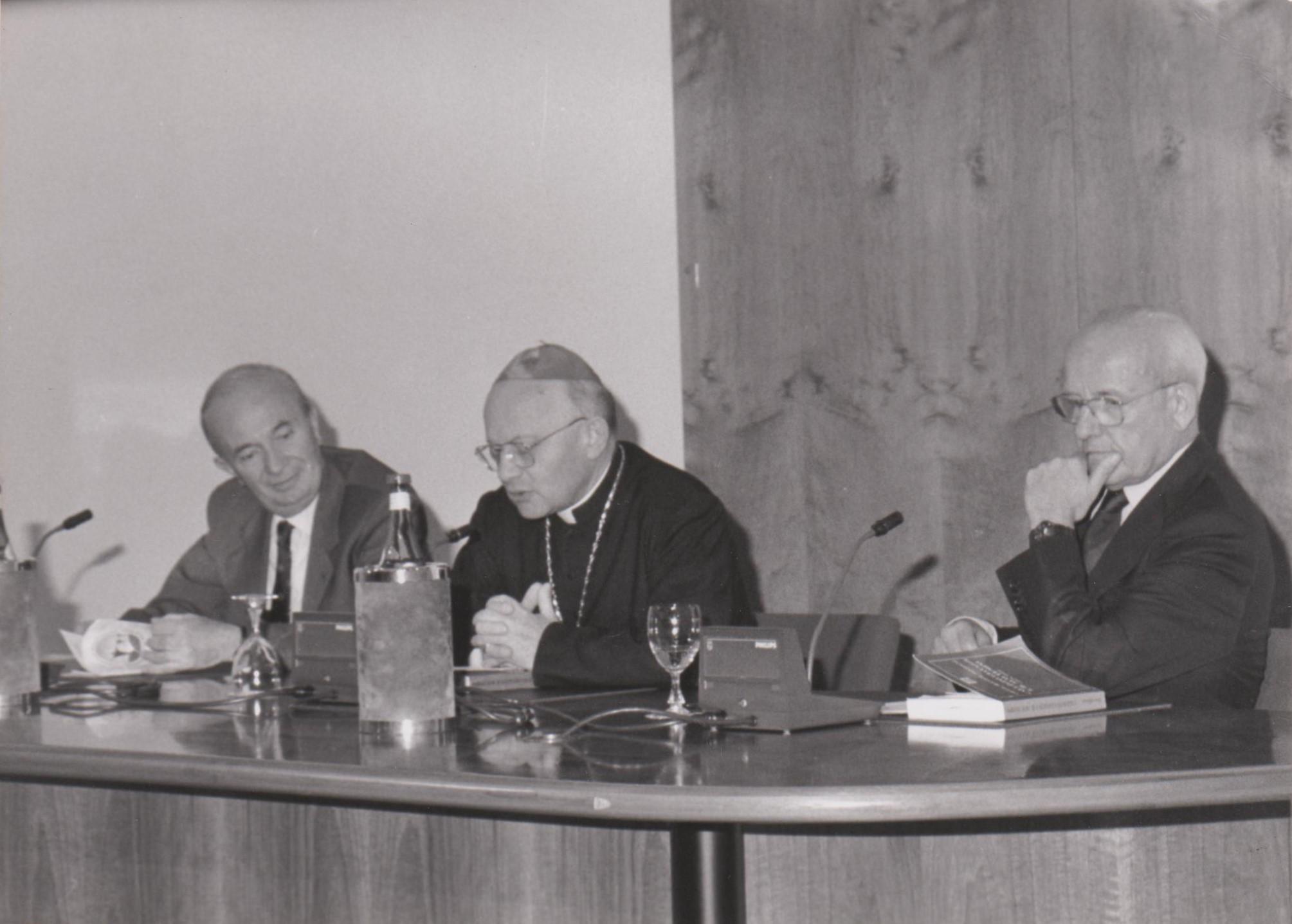 da sinistra Giorgio Rumi, mons. Amadei vescovo di Bergamo, Filippo M. Pandolfi