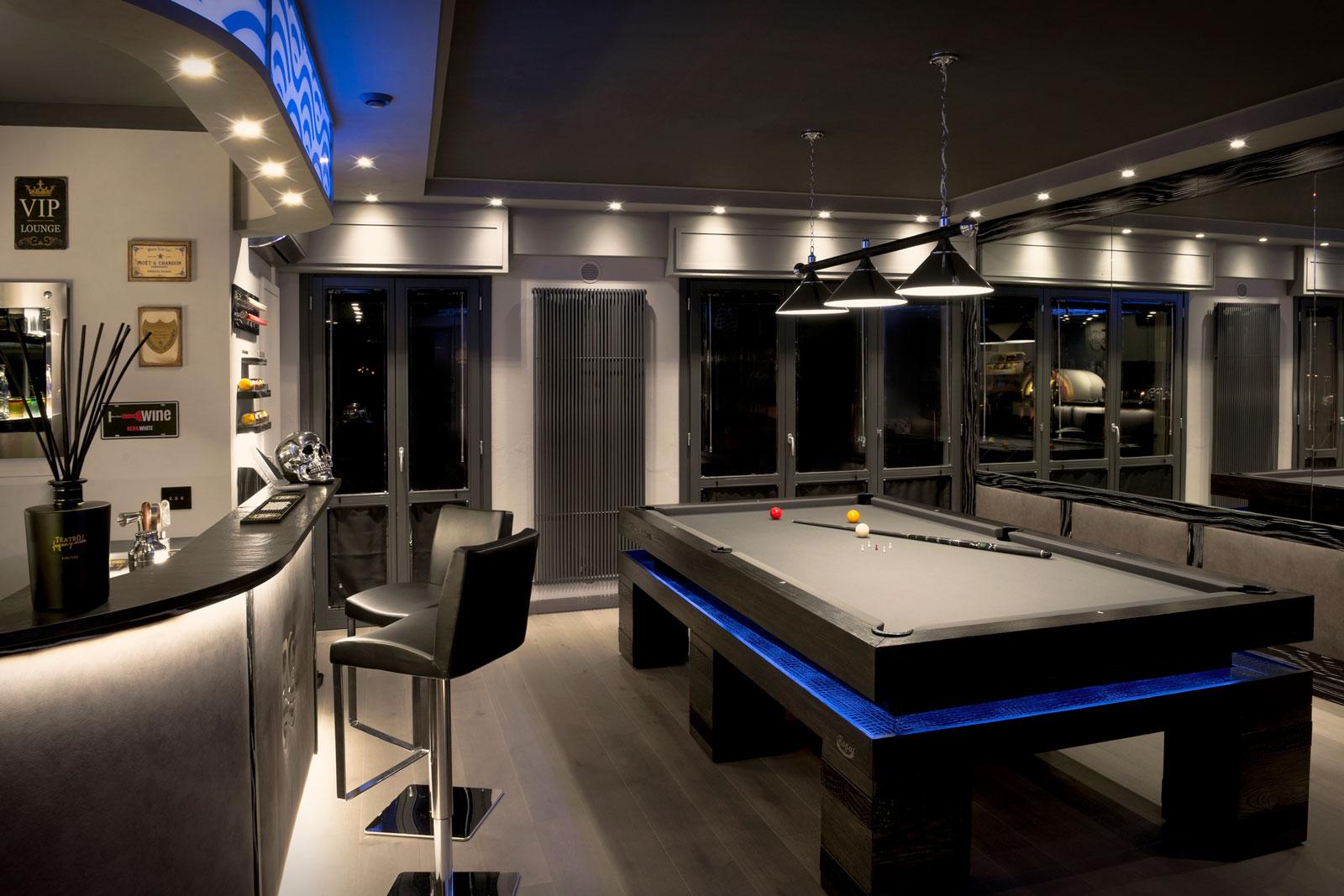 Biliardo moderno in rovere nero e bancone home bar con illuminazione led rgb e sgabelli alti in ecopelle