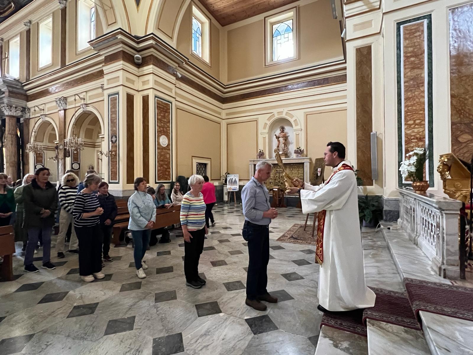 Gruppo austriaco in preghiera al Santuario.
