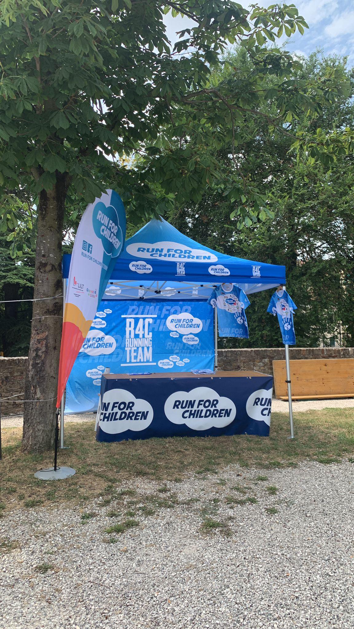 gazebo con fondale, bandiera e tavolino