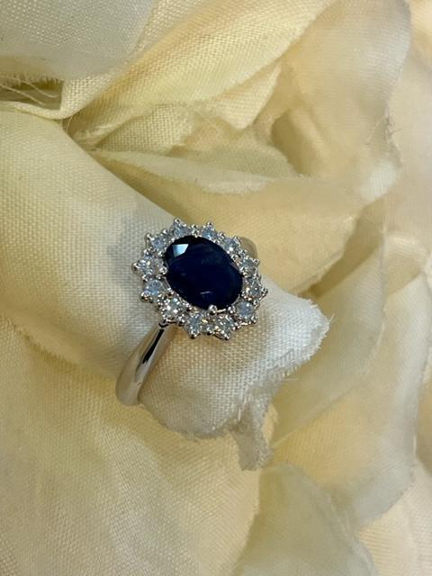 Anello Margherita in oro bianco, Zaffiro blu naturale e diamanti naturali