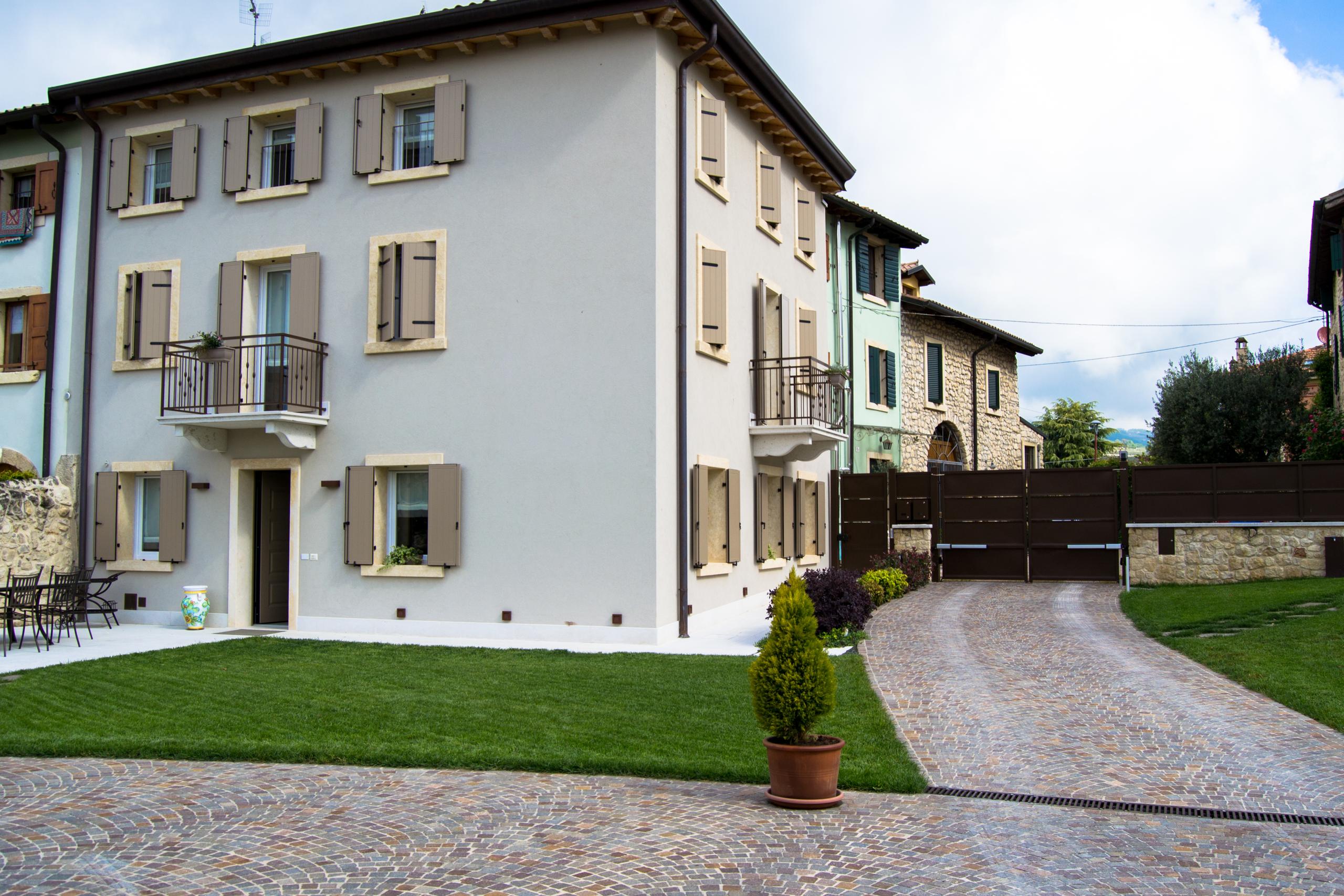 Viale d'ingresso di Casa Jago dall'Ora