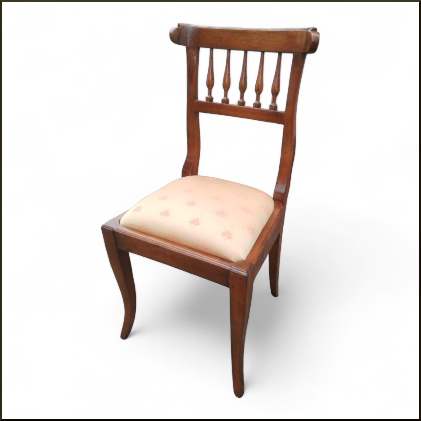 n° prodotto: 1901  Piccola ed elegante sedia in noce con seduta in stoffa tipologia: riproduzione pr