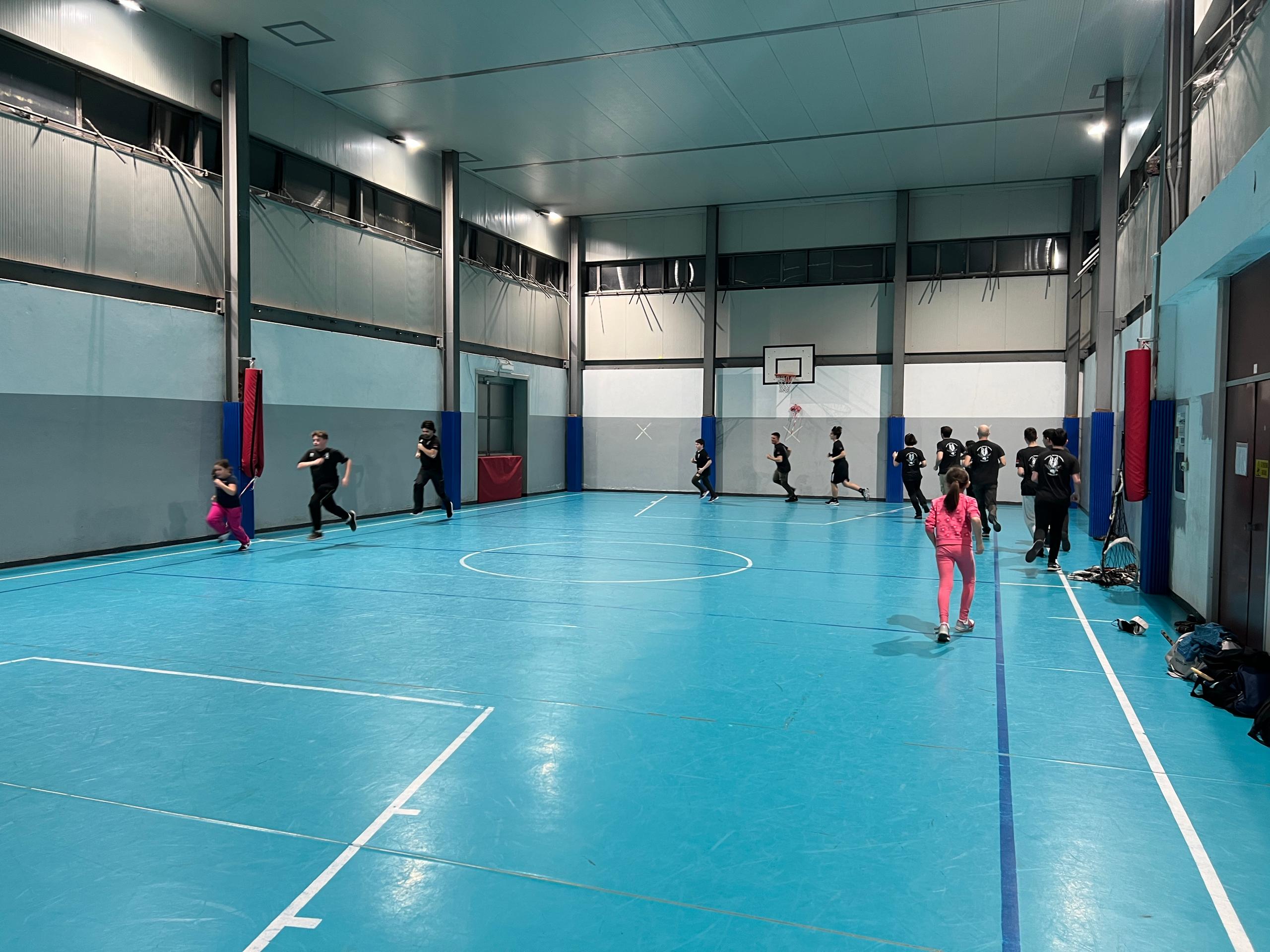 Allenamento attivo in palestra. Difesa Personale