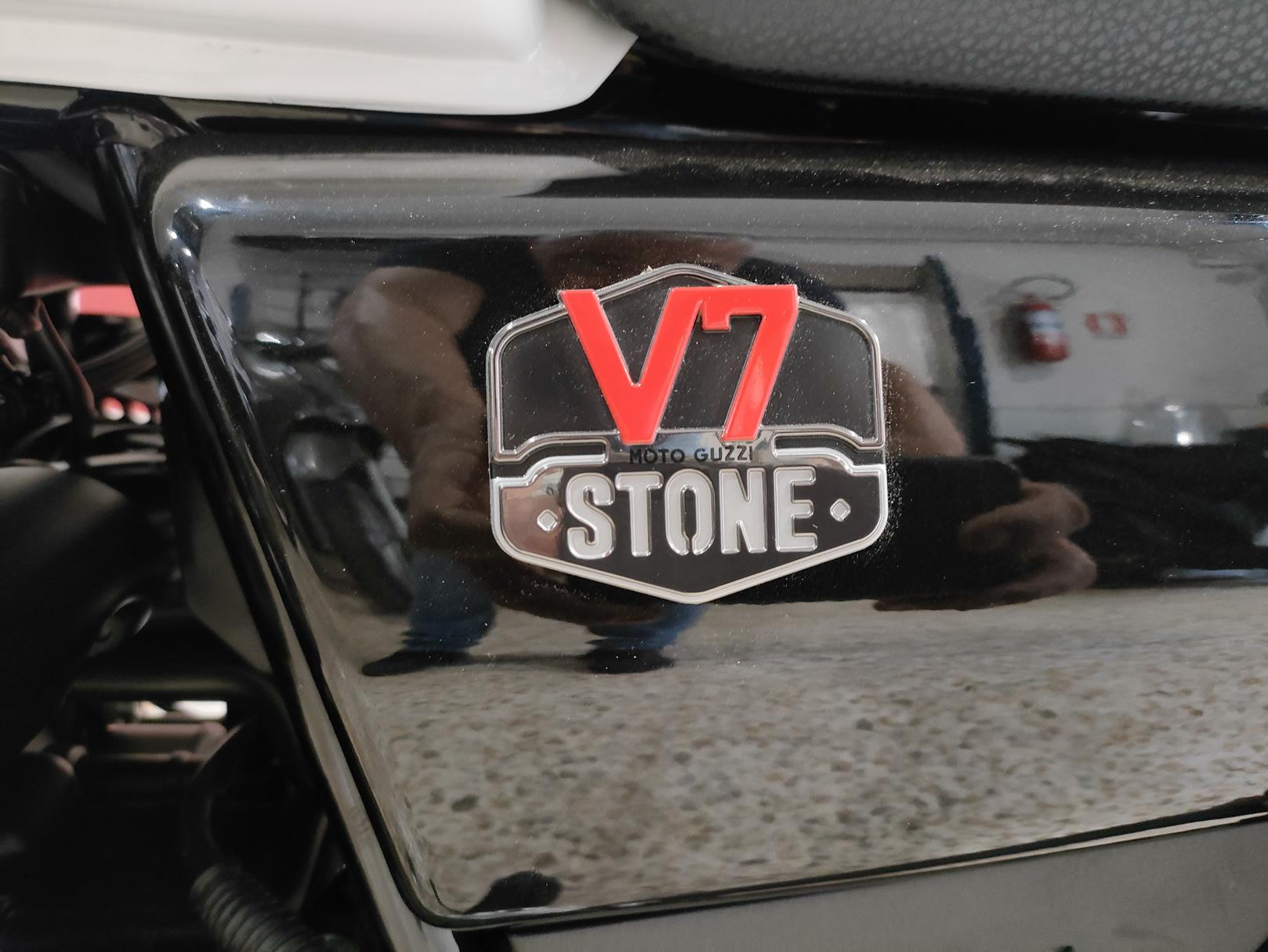 Moto Guzzi V7 Stone TEN nuova in pronta consegna