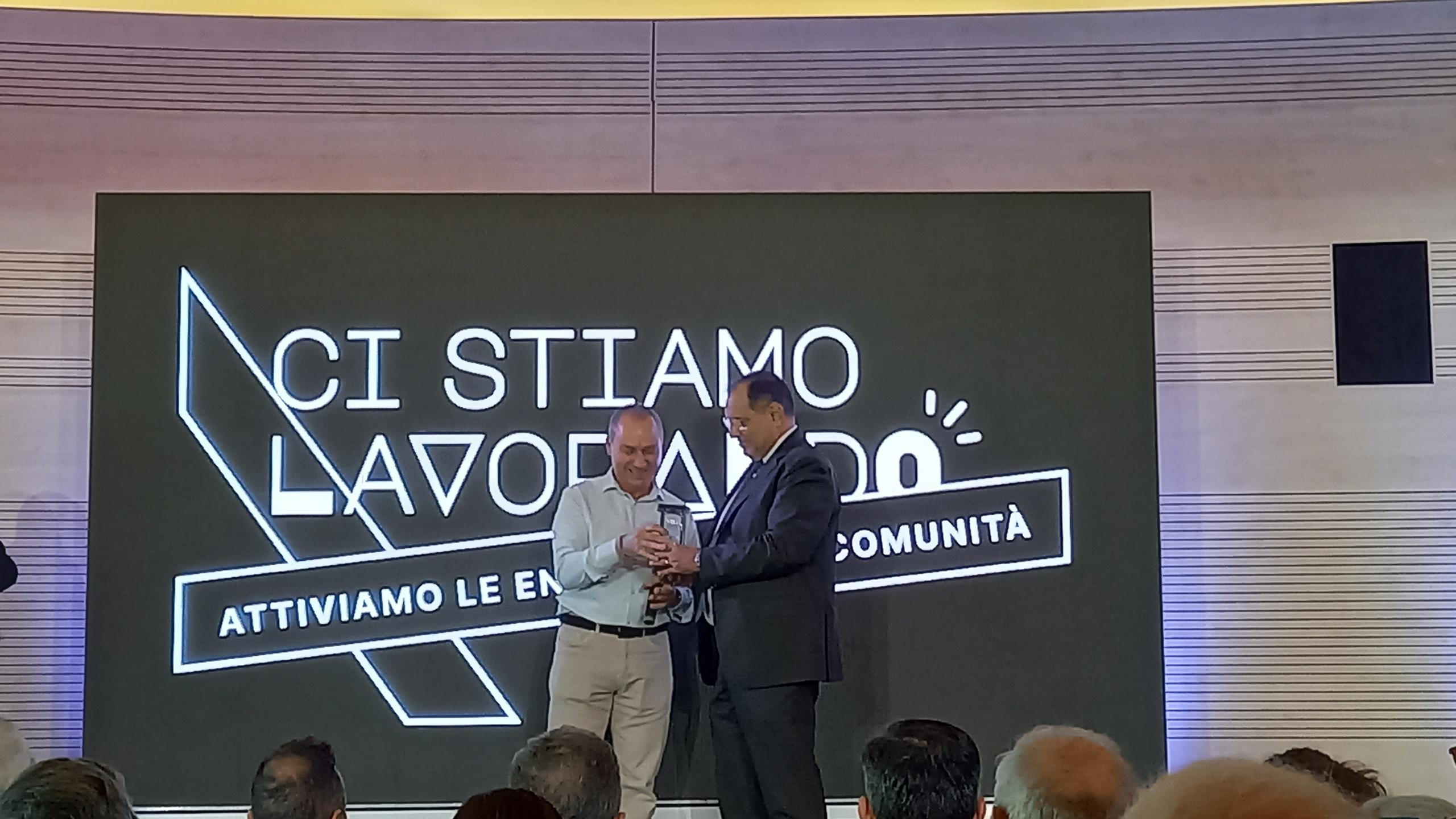 Rizziero Crocicchia riceve il premio dal Prefetto Antonio Cananà