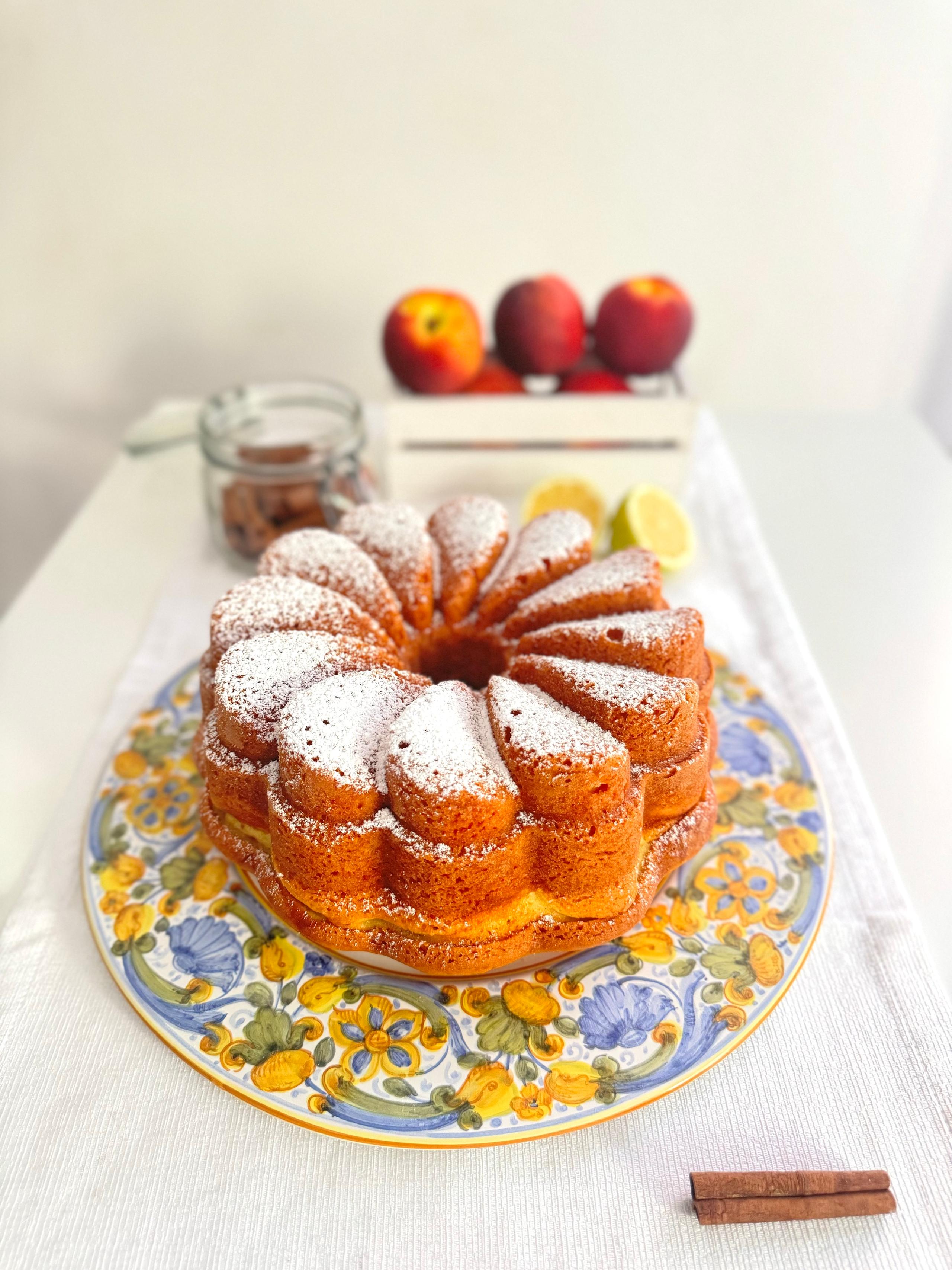 Bundt cake al limone con cuore di pesca e cannella