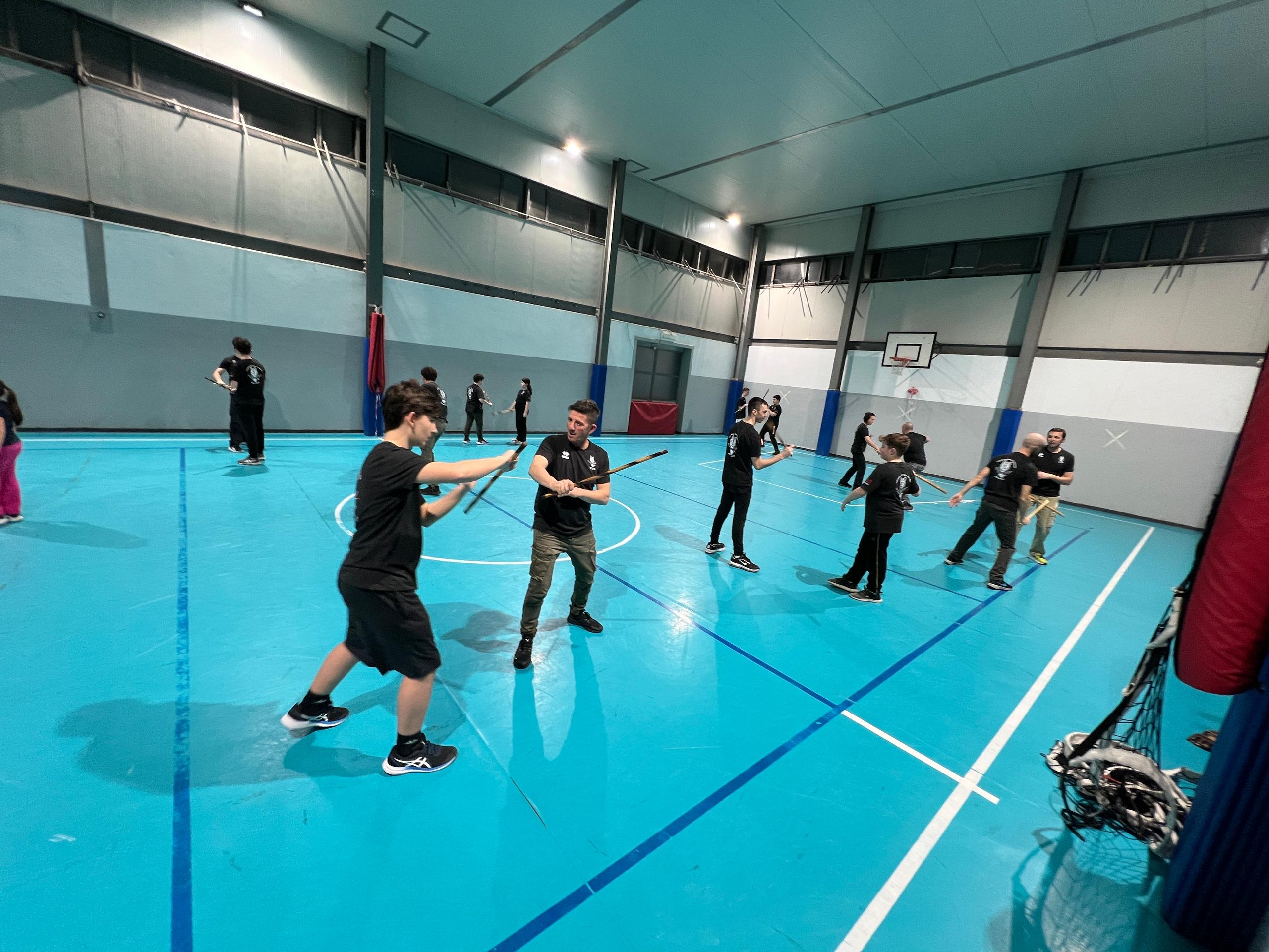 Allenamento attivo in palestra. Difesa Personale