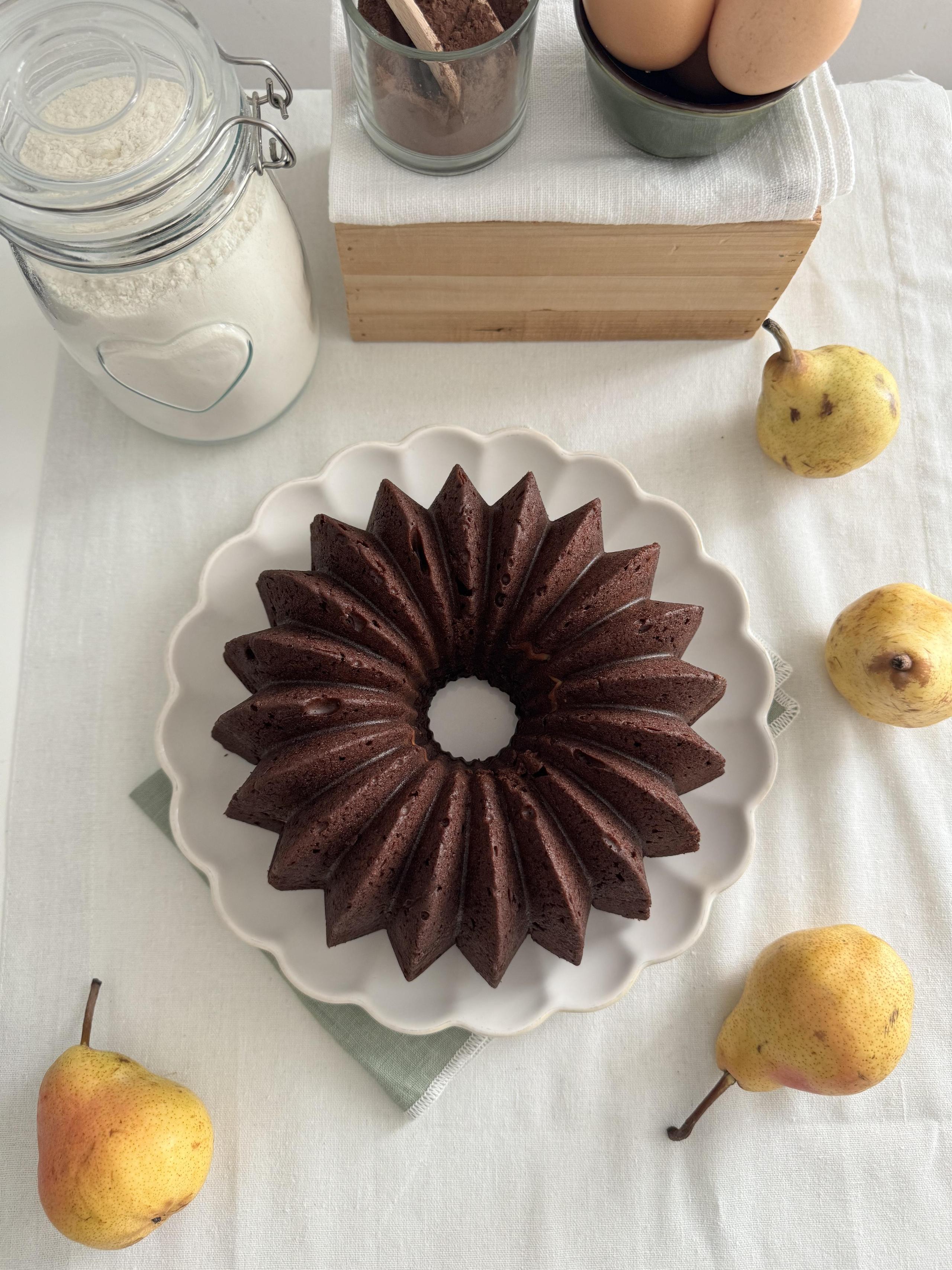 Bundt cake con cuore di ricotta e pere