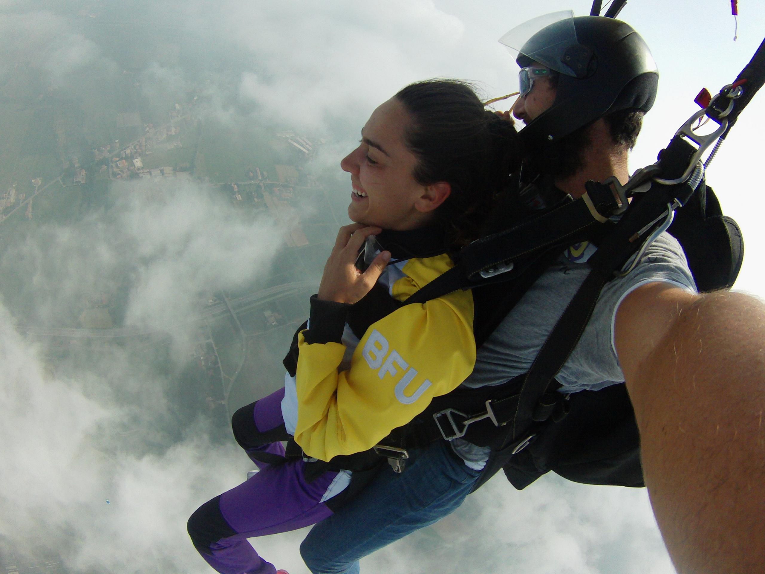 veleggiare con paracadute nel cielo di Reggio Emilia