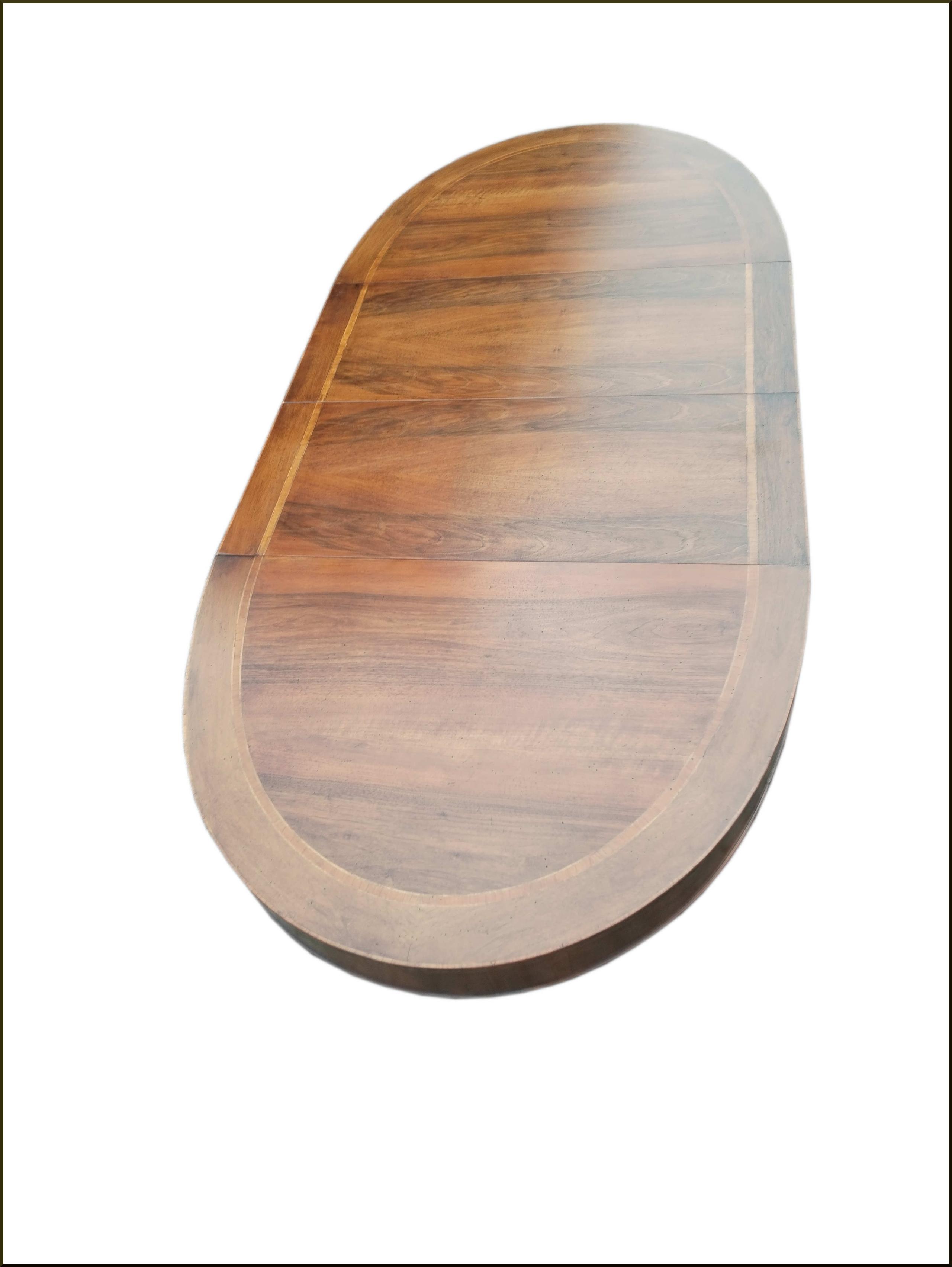 Tavolo ovale allungabile con prolunghe interne e piano senza sbordo