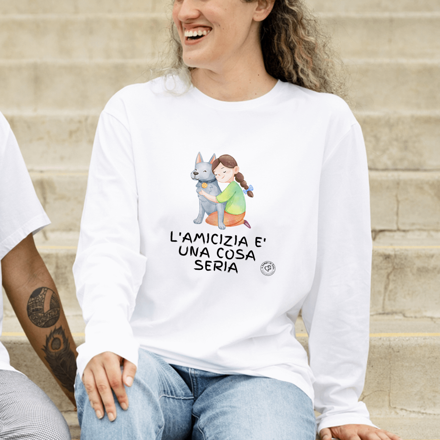 T-Shirt Manica Lunga Solidale "L'Amicizia è una cosa seria" grafica Nera