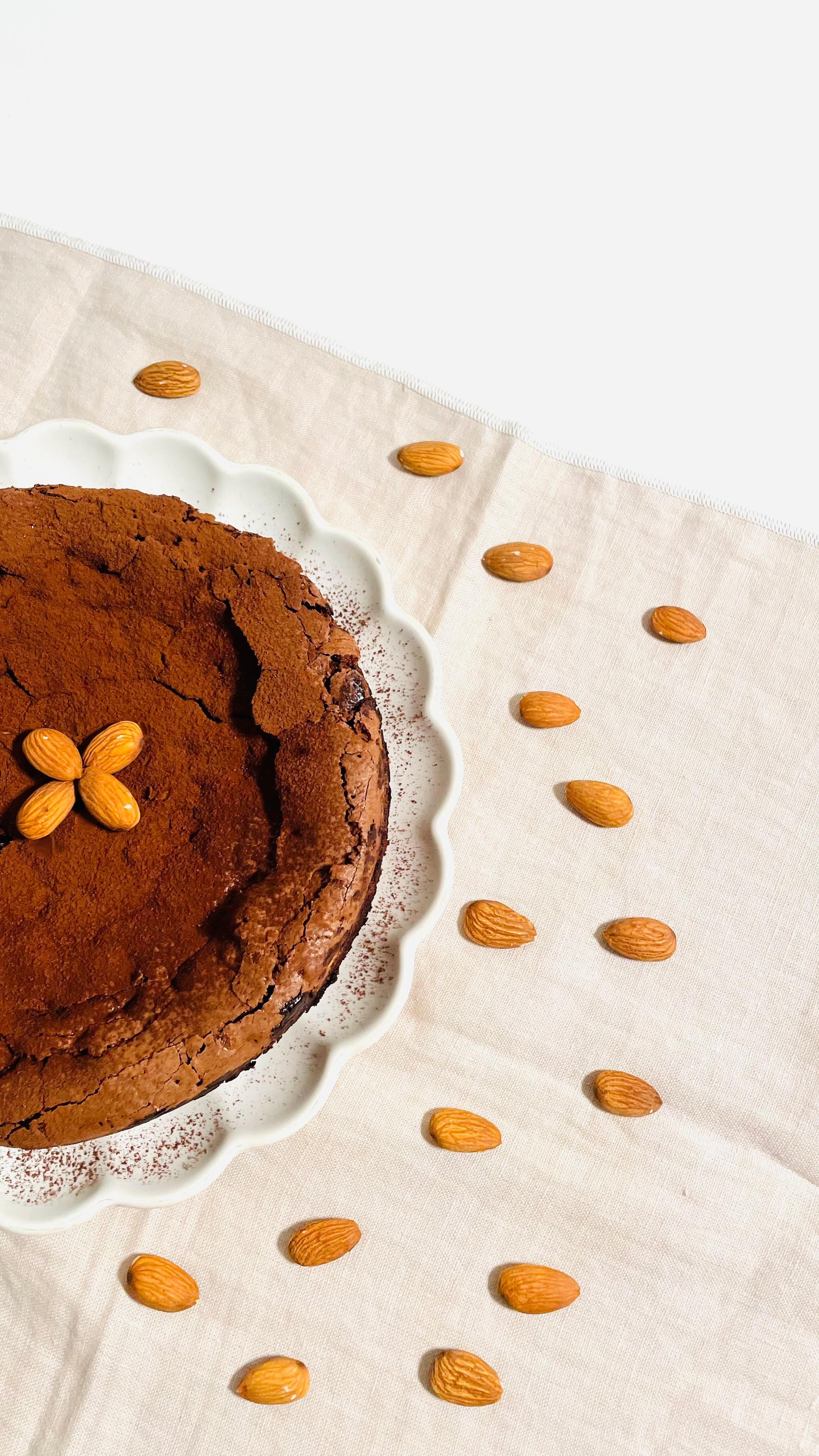 Torta al cioccolato e mandorle tostate