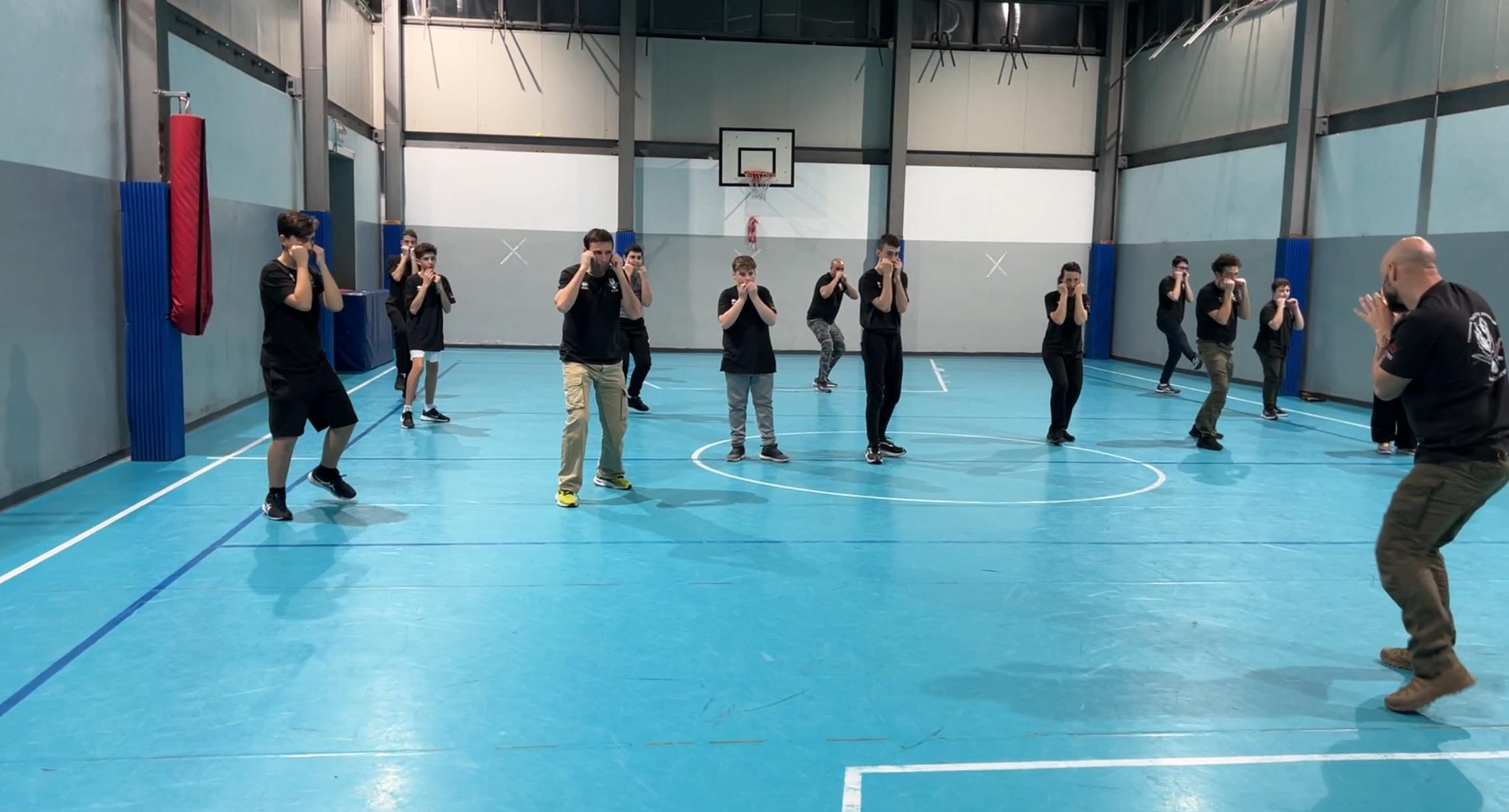 Allenamento attivo in palestra. Difesa Personale