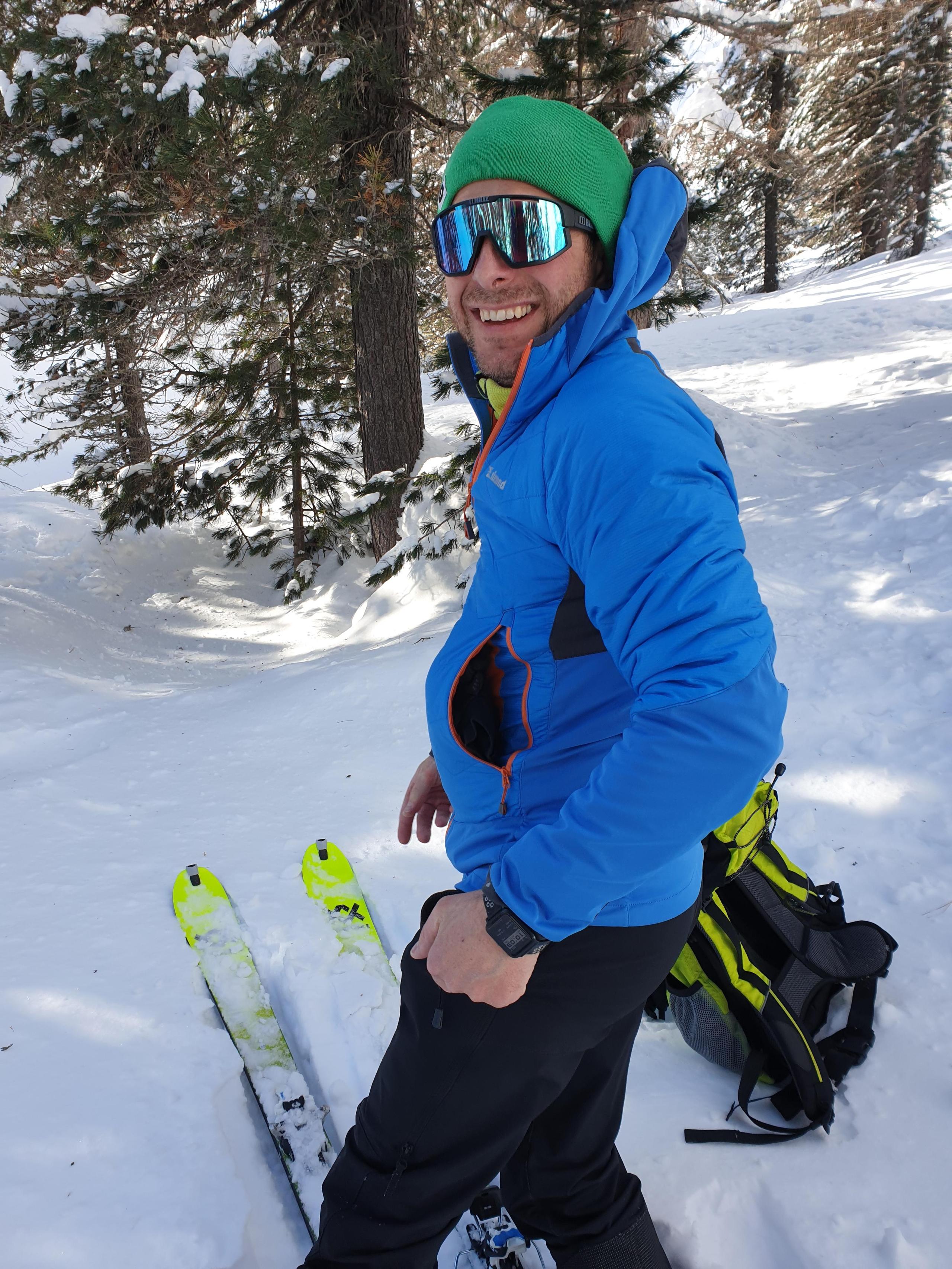 foto del titolare di Fassa Rent Gabriele Dallapozza durante una uscita con gli sci d'alpinismo