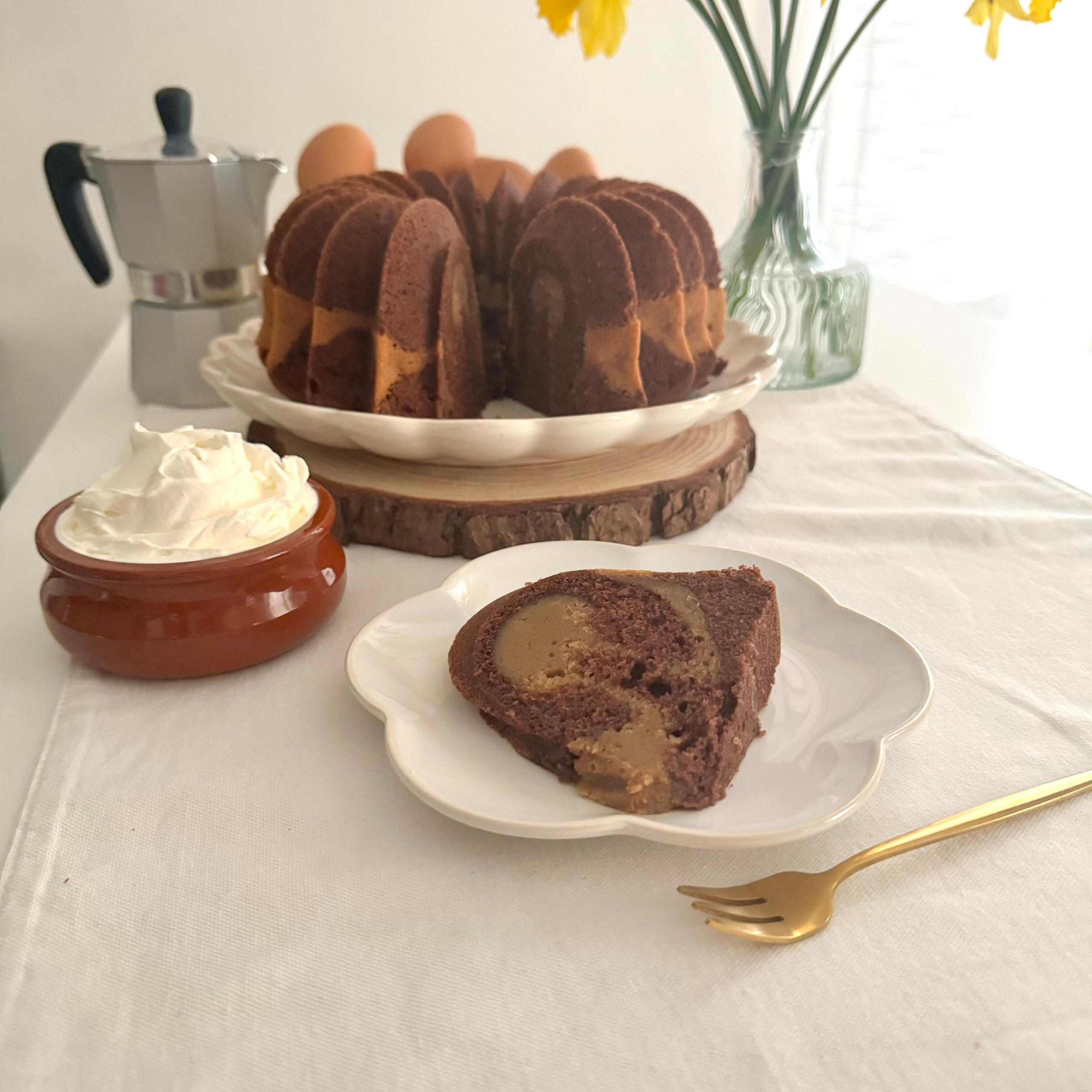 Bundt cake al cacao con cuore al mascarpone e caffè