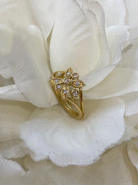 Collezione "Clematis" anello in oro giallo e diamanti naturali