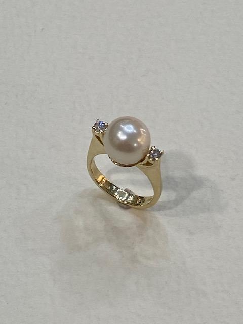Collezione "Perle" anello in oro giallo, perla coltivata naturale e diamanti naturali