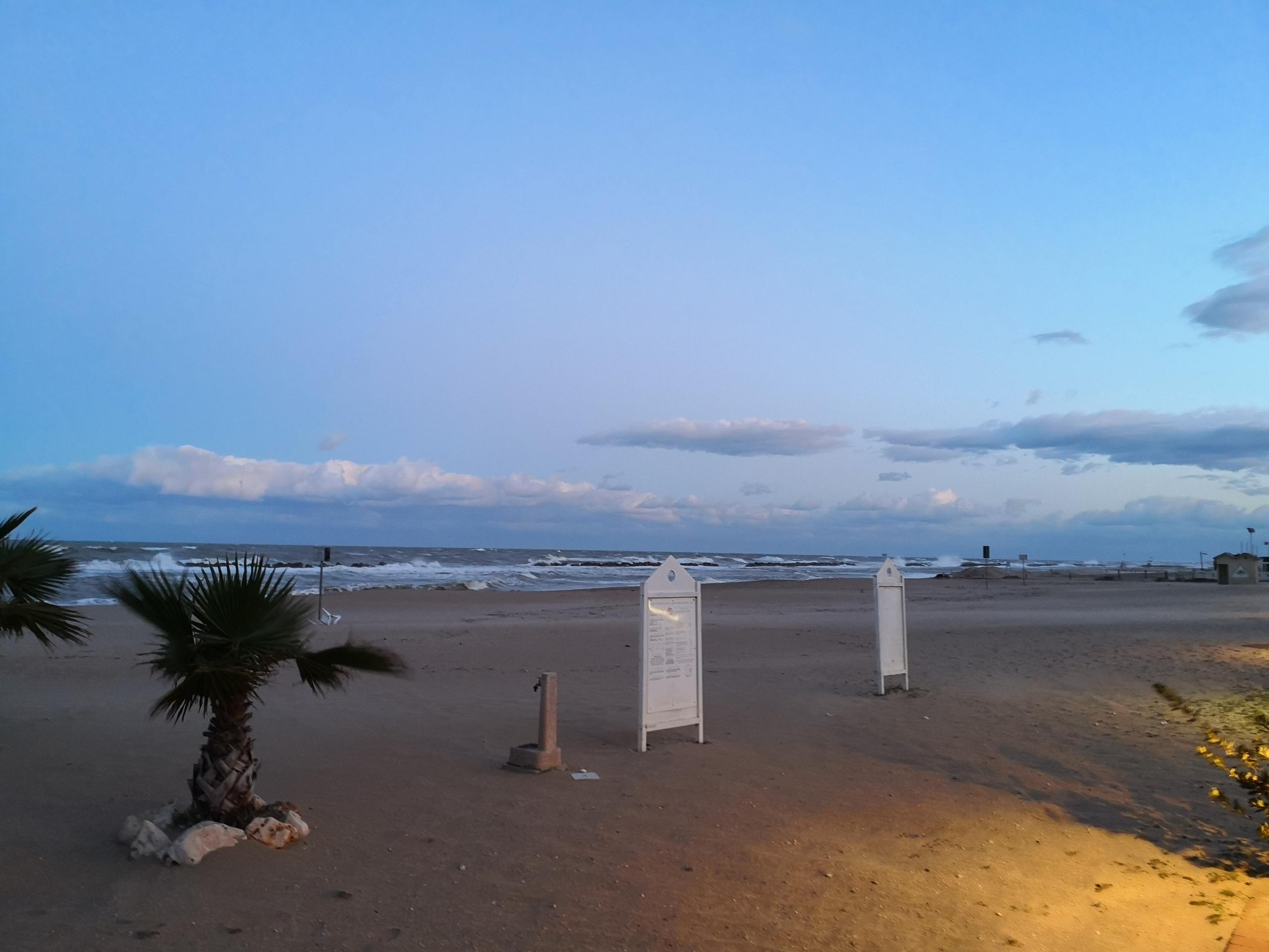 La spiaggia di Porto Potenza è protetta dalle scogliere e adatta per le famiglie