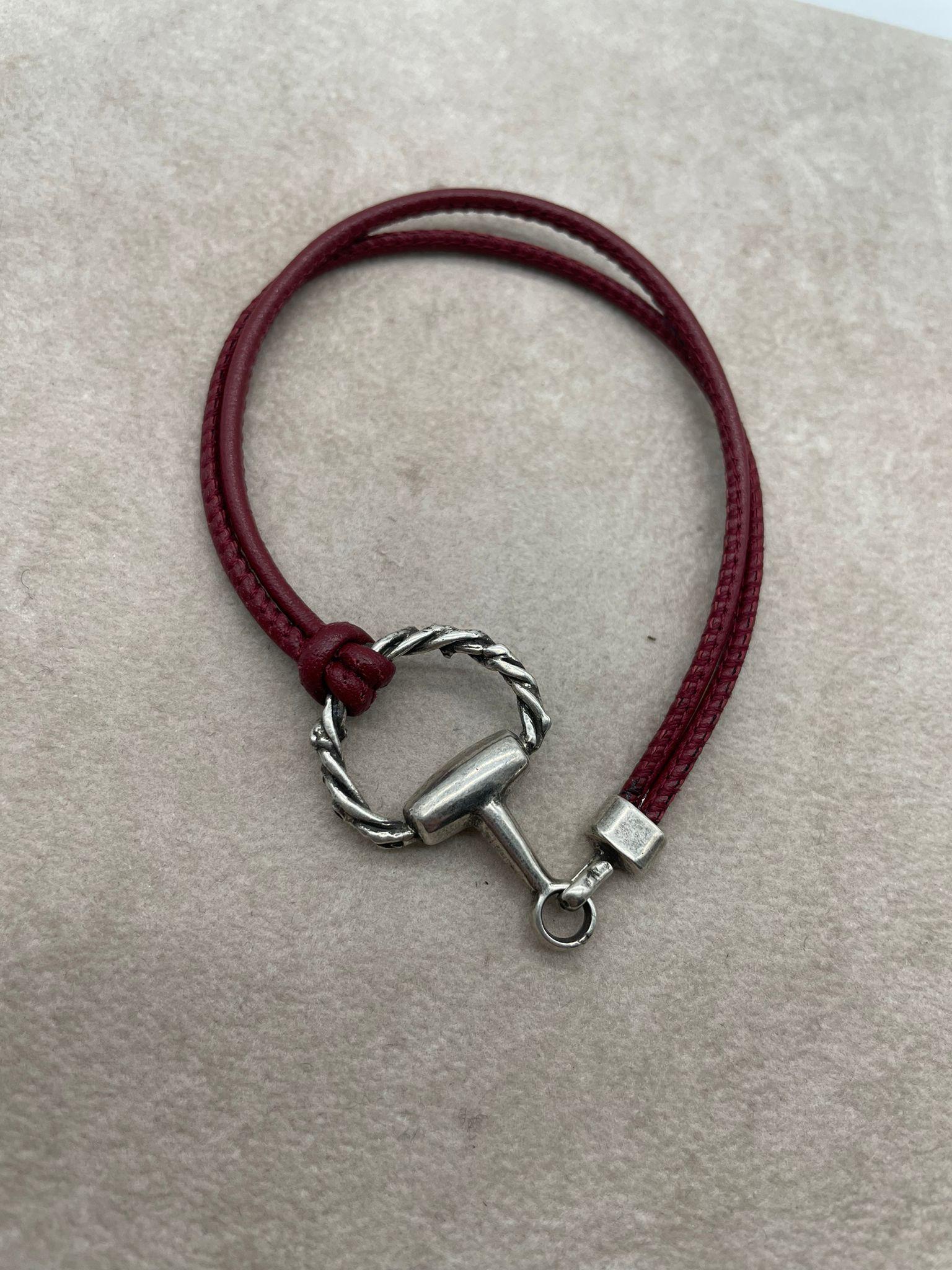 BRACCIALE IN PELLE CON CHIUSURA CORONA DI SPINE E STAFFA