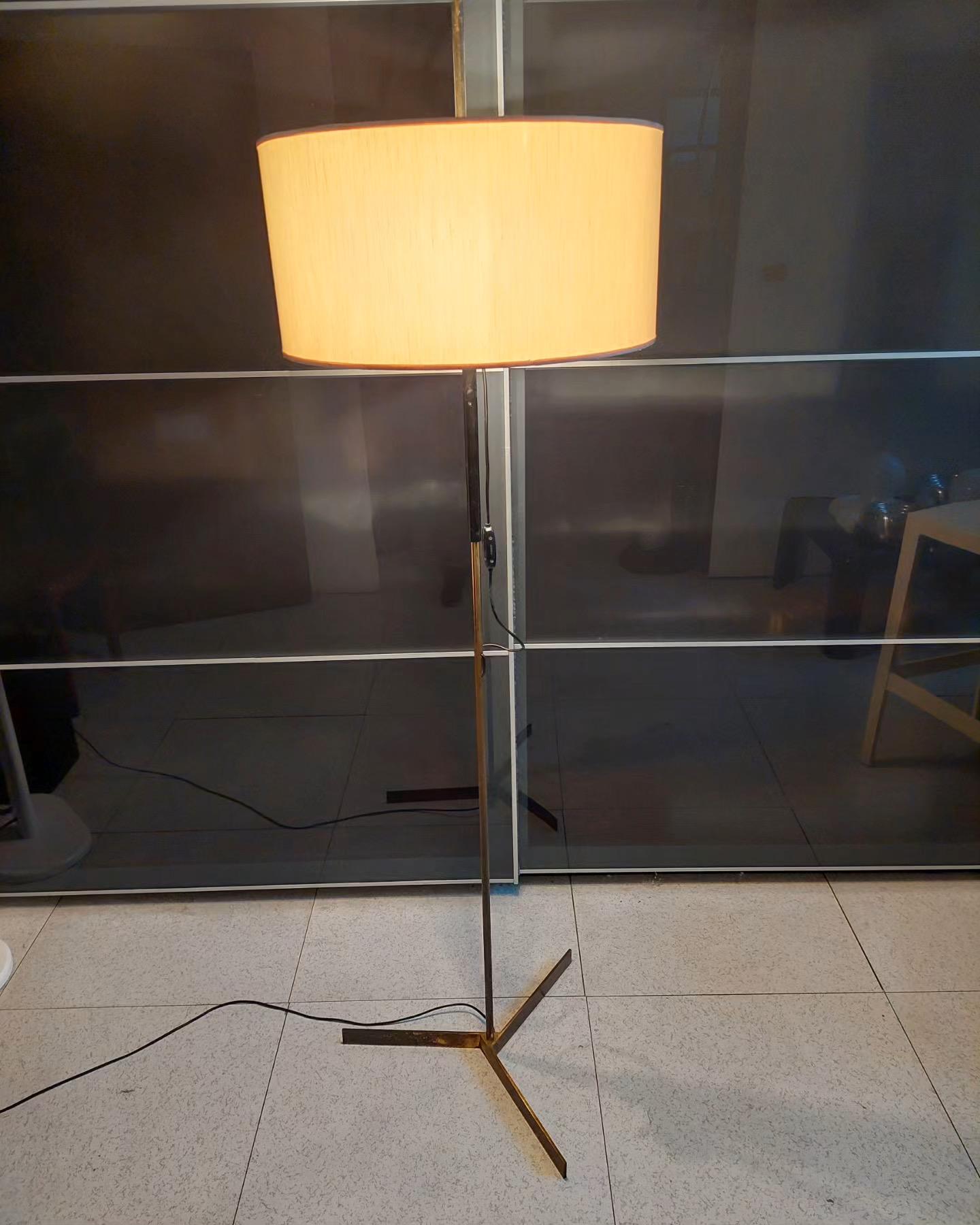 Lampada a piantana Oluce mod. 3317 design Agnoli