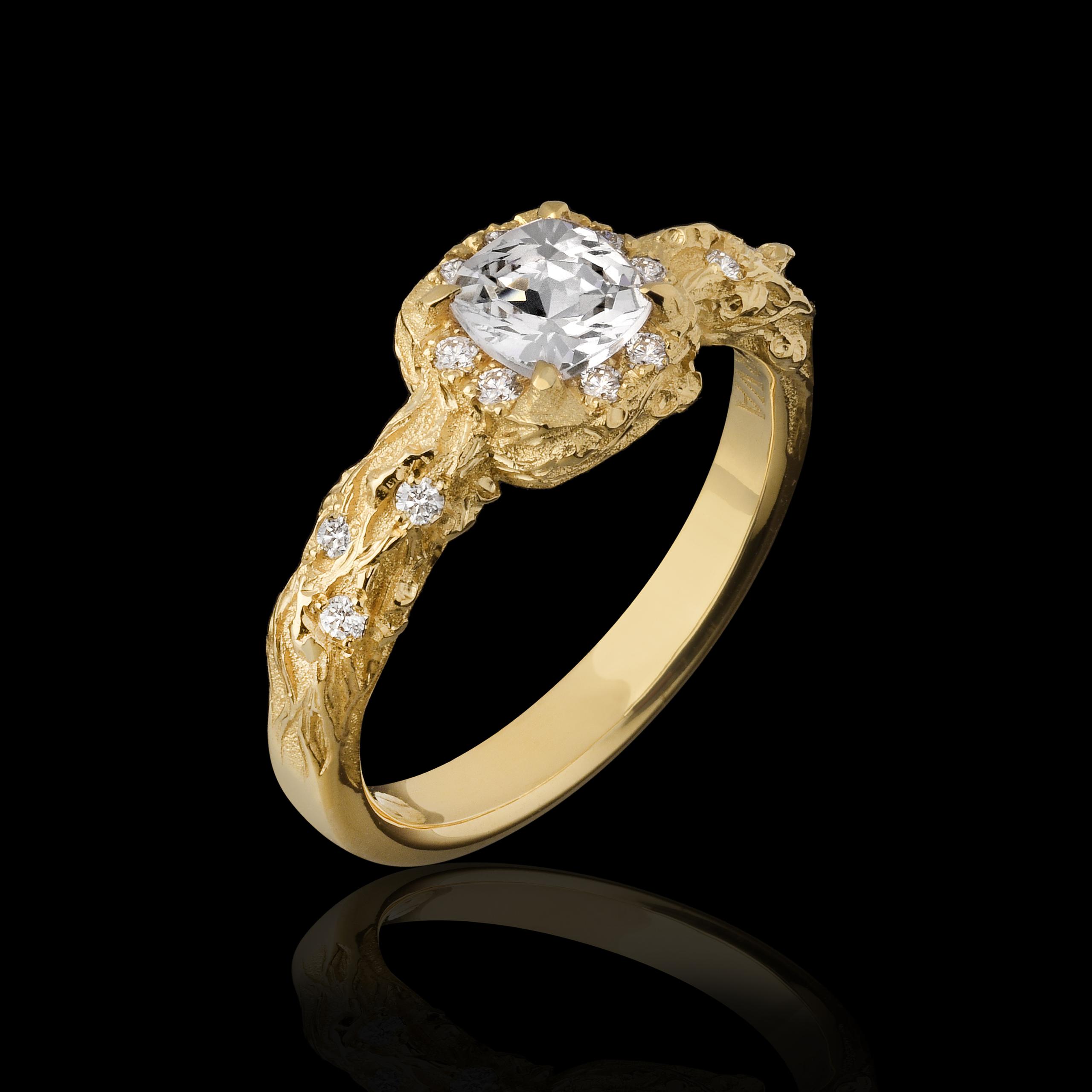 Oro giallo 18kt, Pietra centrale morganite naturale con 8 diamanti naturali in torno e 6 su la facia