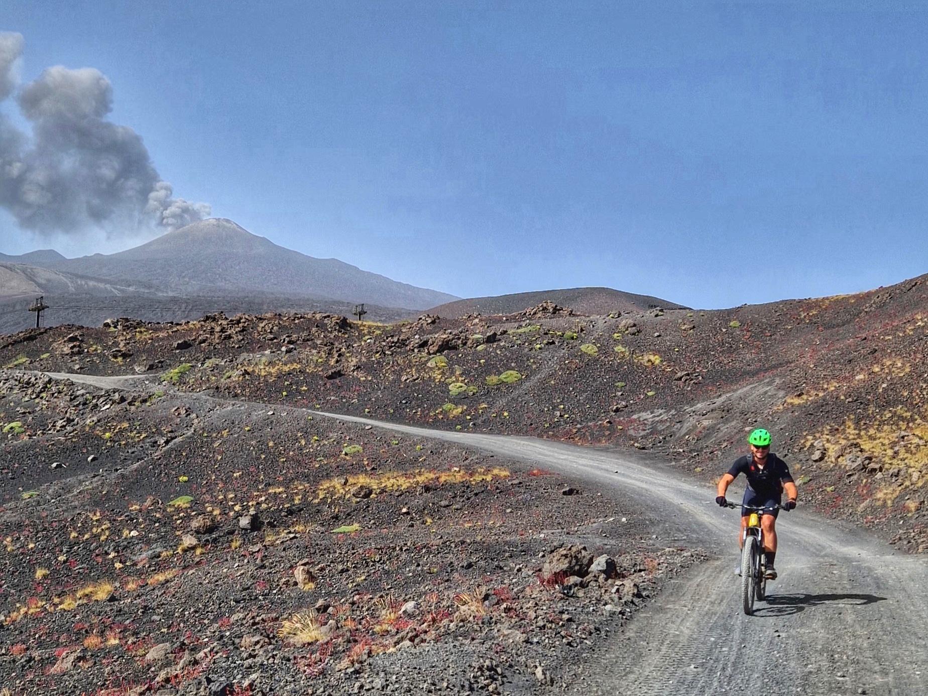 In ebike sull'Etna durante l'eruzione