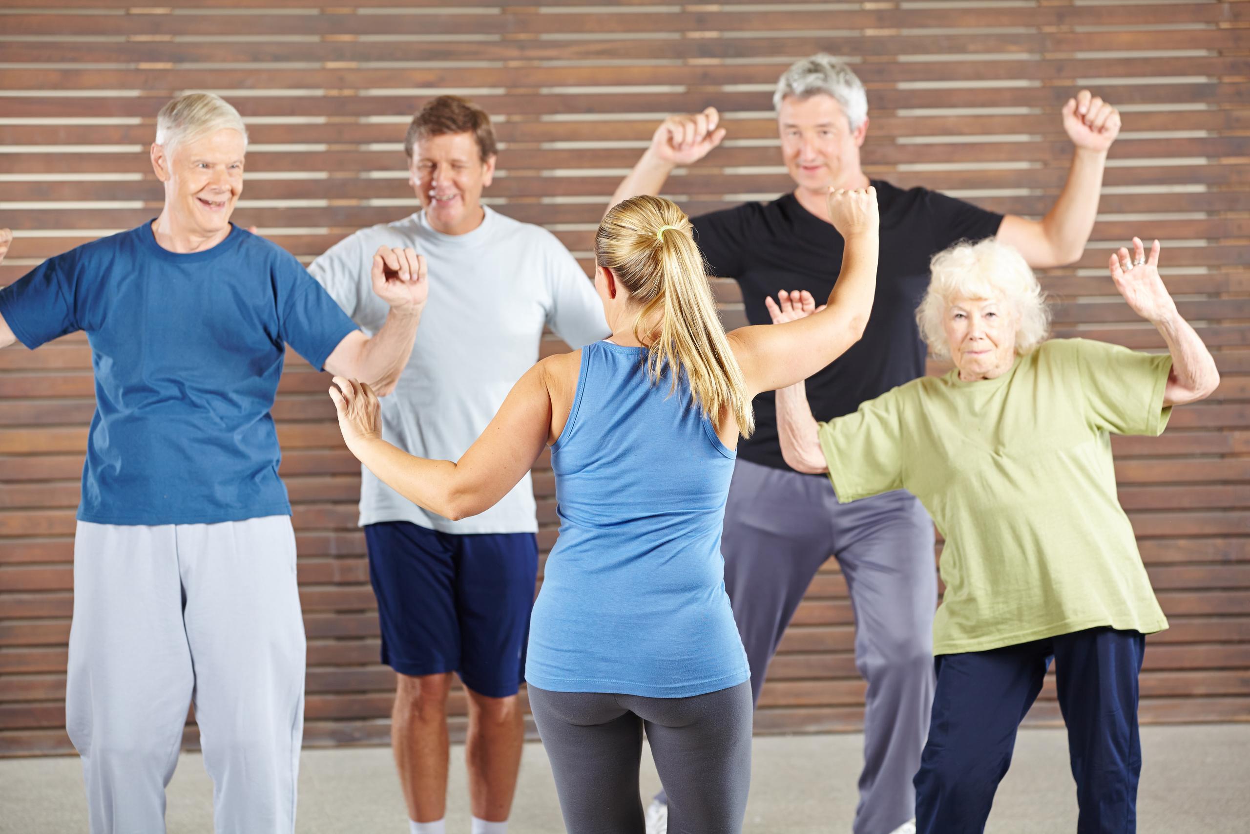 un gruppo di persone over 60 praticano ginnastica